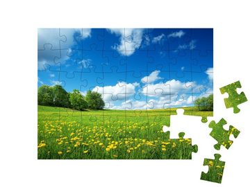 puzzleYOU Puzzle Feld mit gelbem Löwenzahn und blauem Himmel, 48 Puzzleteile, puzzleYOU-Kollektionen Blumenwiesen, Blumen & Pflanzen