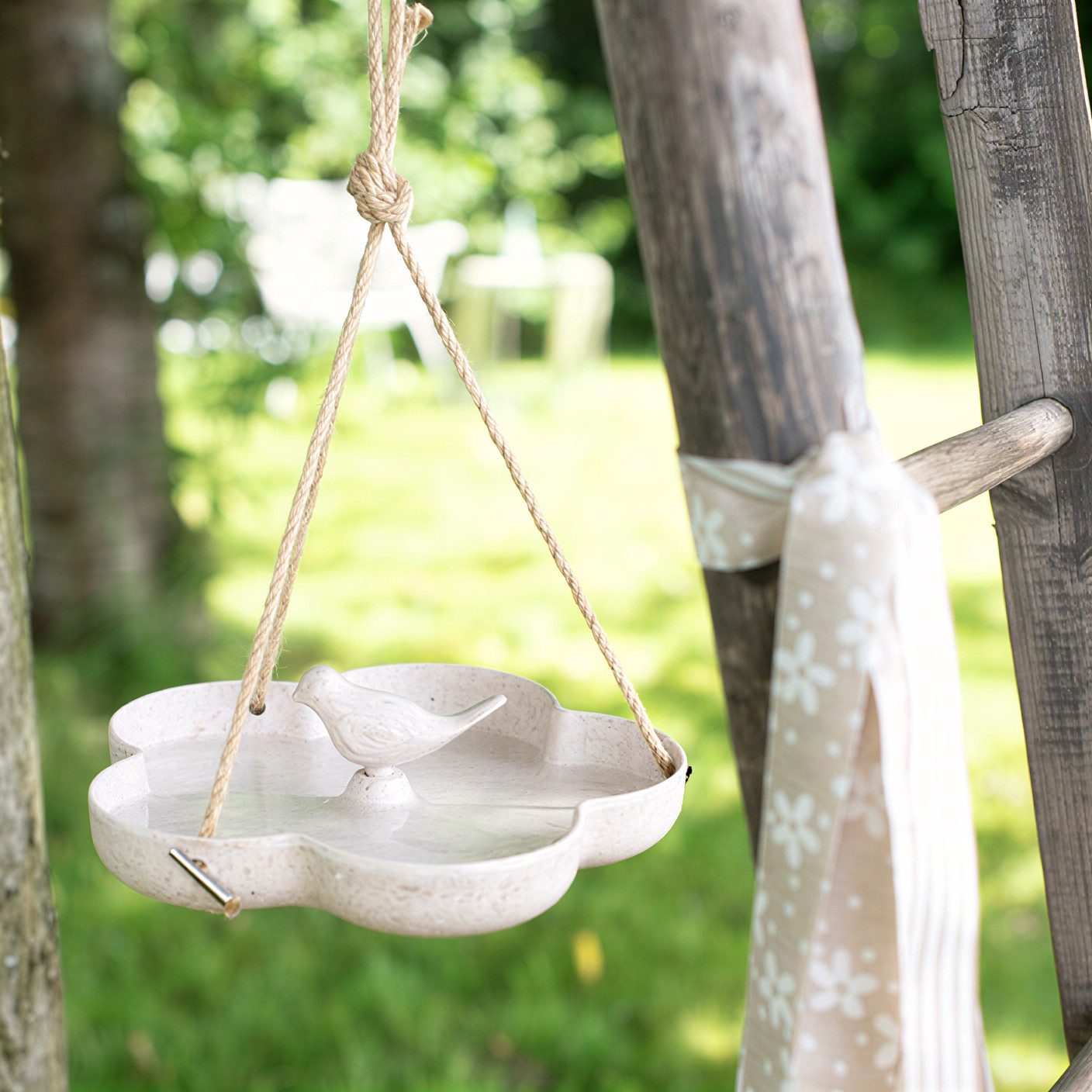 queence Vogeltränke Futterschale hängend inkl. Kordel in Blütenform, Durchmesser: 23cm; Vogeltränke/Futterschale : Bambus-Faser-Komposit