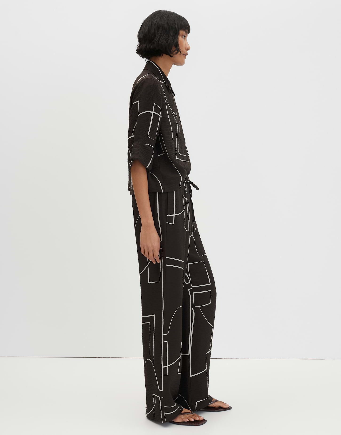 someday Stoffhose Cevil graphic aus Webware mit grafischem Print Mit grafischem Print und Tunnelzug am Bund – Bild 5 von 5