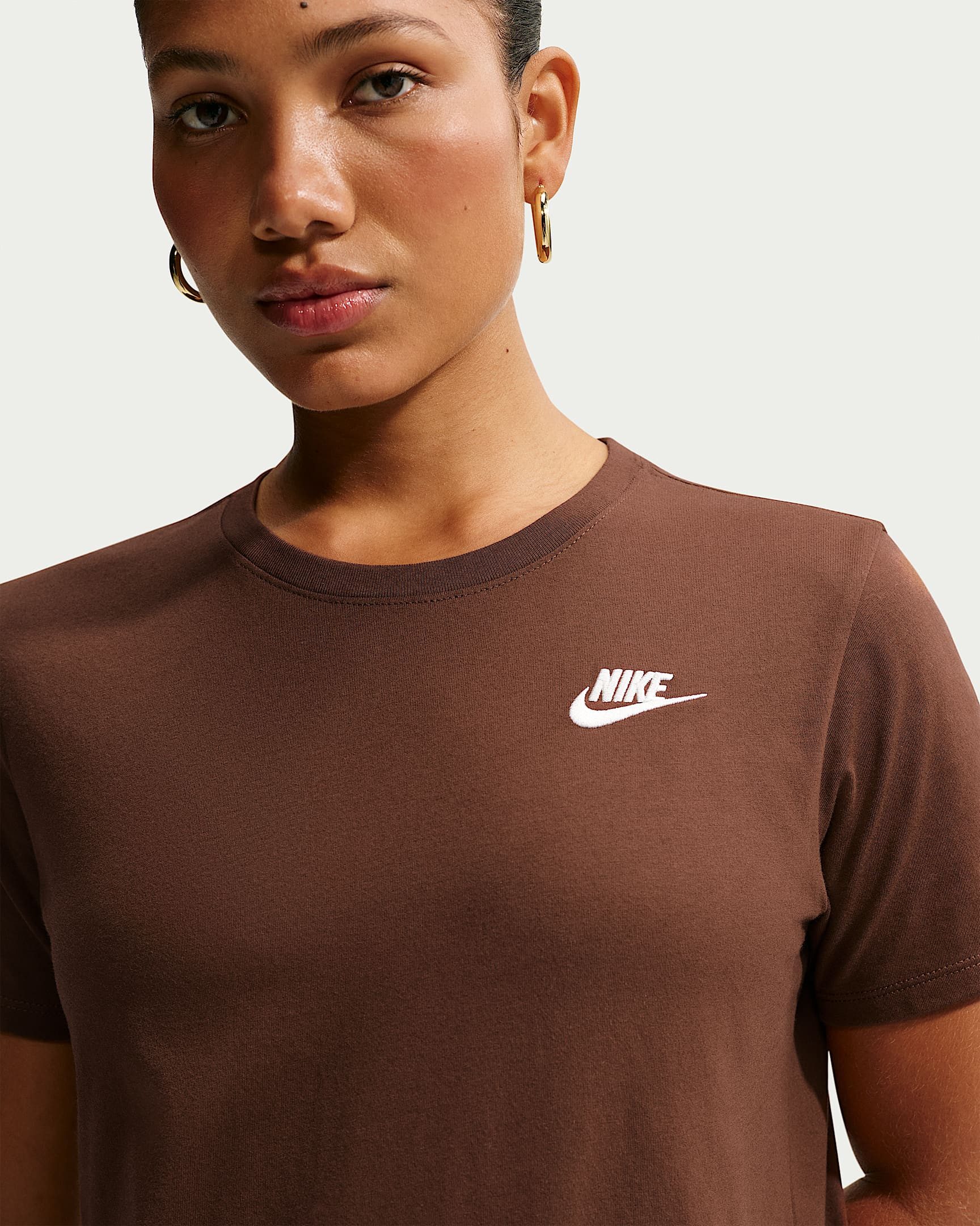 Nike Sportswear T-Shirt W NSW CLUB SS TEE mit leicht abgerundetem Saum, aus Baumwolle in Jersey-Qualität