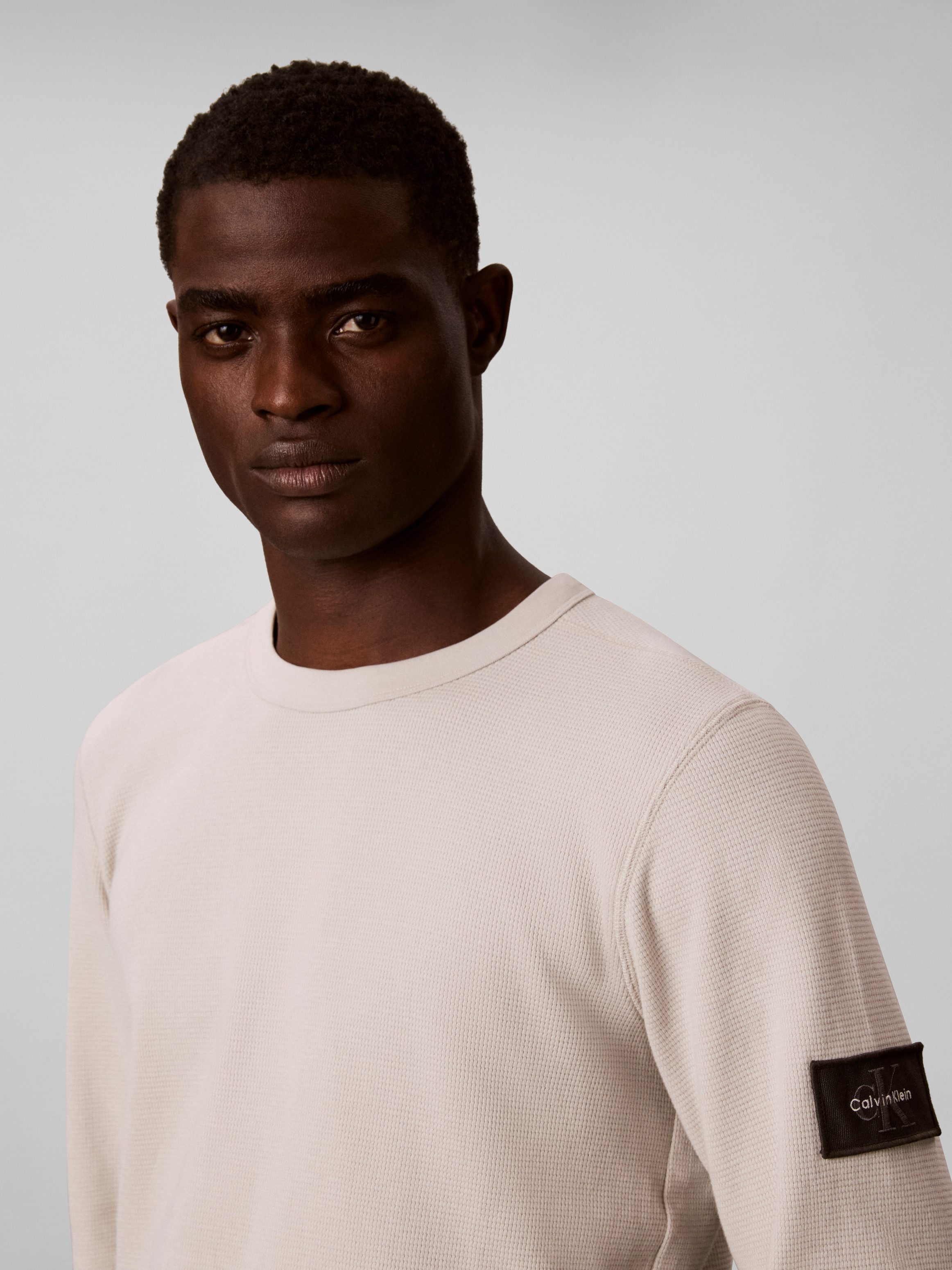 Calvin Klein Jeans Langarmshirt WAFFLE BADGE CREWNECK TEE Regular fit, Badge, Rundhalsausschnitt – Bild 2 von 5