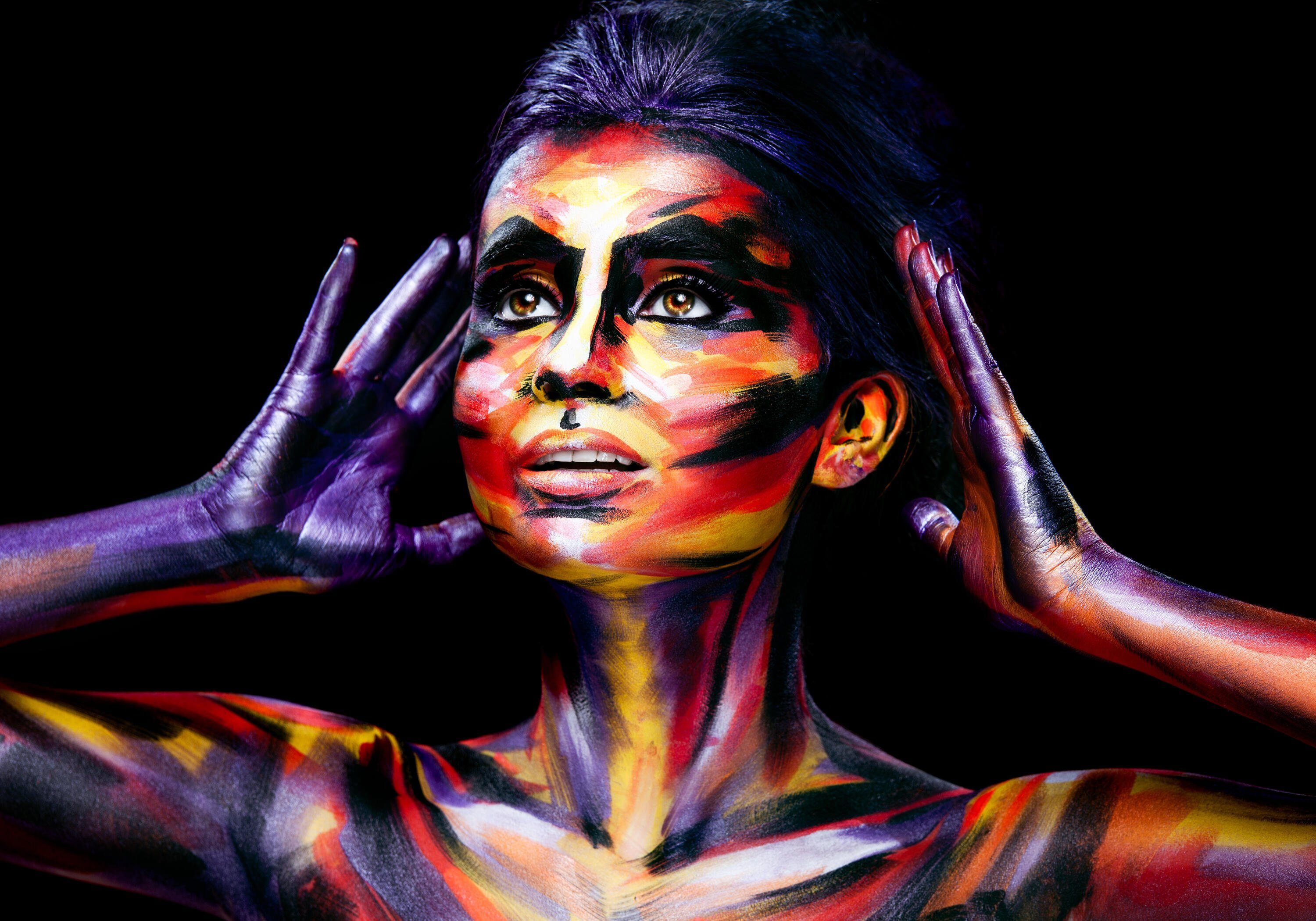 wandmotiv24 Fototapete Frau bemalt mit verschiedenen Farben, strukturiert, Wandtapete, Motivtapete, matt, Vinyltapete, selbstklebend