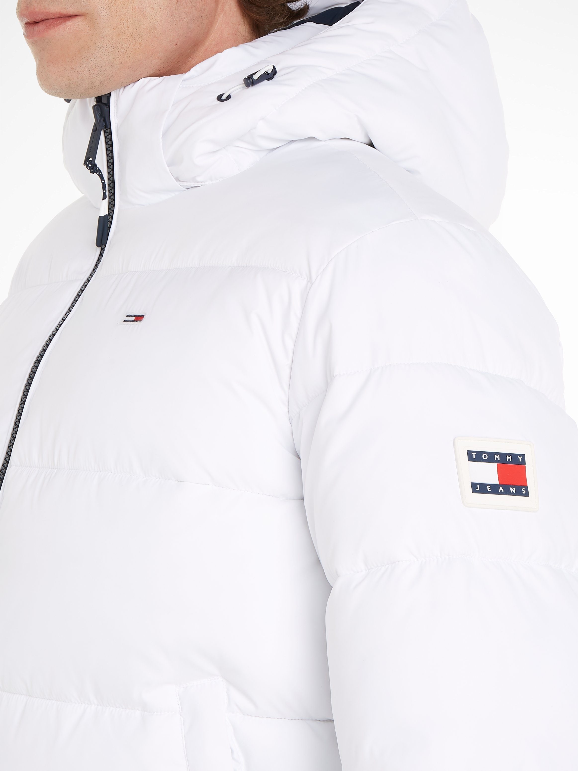 Tommy Jeans in mit TJM JACKET PUFFER Kapuze Steppjacke der White ESSENTIAL Logoschriftzug