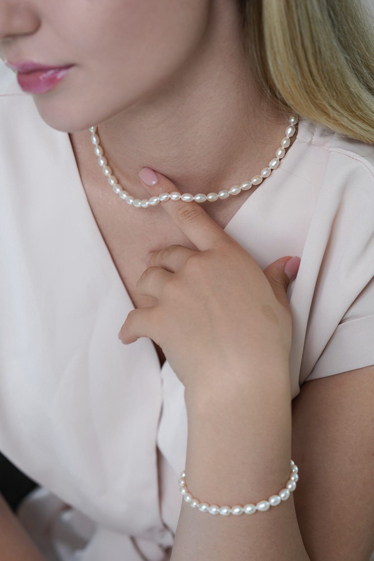 Gaura Pearls Perlenkette Leicht weiß oval 45 cm, echte Süßwasserzuchtperlen günstig online kaufen