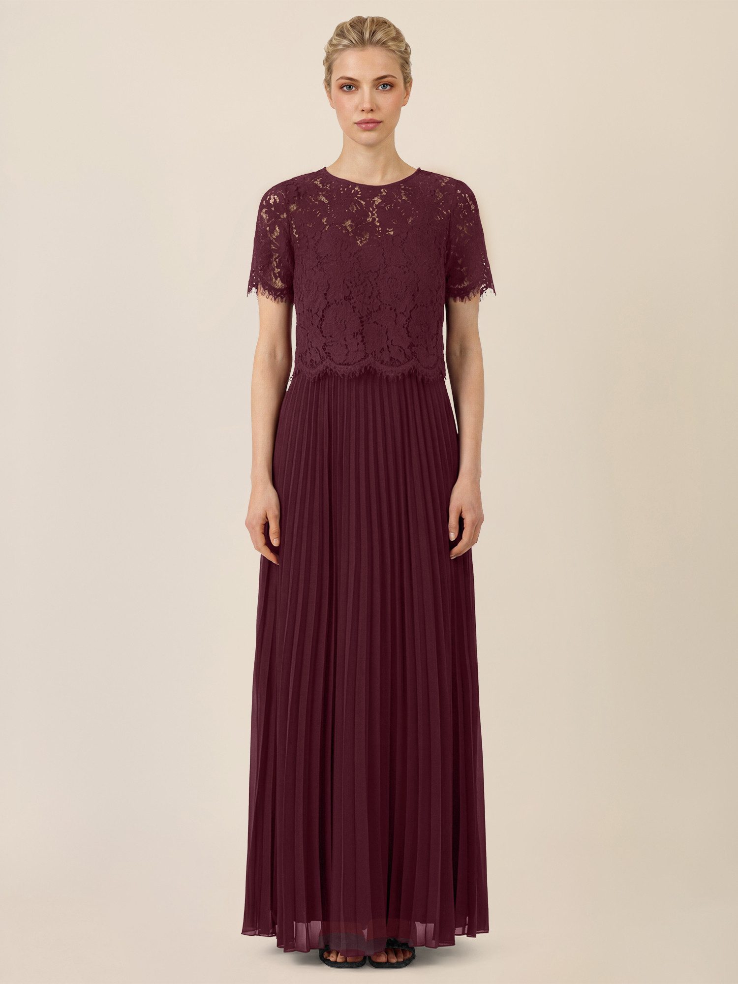 Apart Abendkleid mit Spitzenoberteil und Plisseerock
