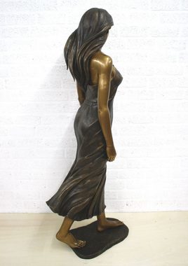 Bronzeskulpturen Skulptur Bronzefigur Frau Emily stehend im Sommerkleid Braun