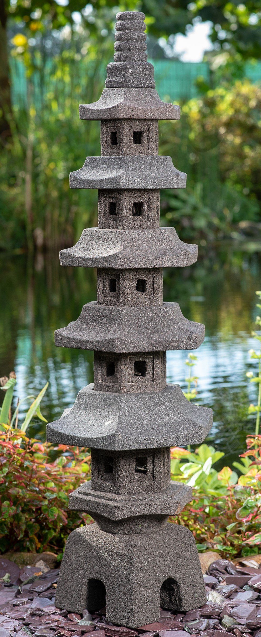 IDYL Gartenfigur Pagoda 5 bzw. und Handarbeit stöckig, ein St), – leichten mit – – (1 Einschüssen wetterfest Lavastein Reine frostsicher Naturprodukt 9