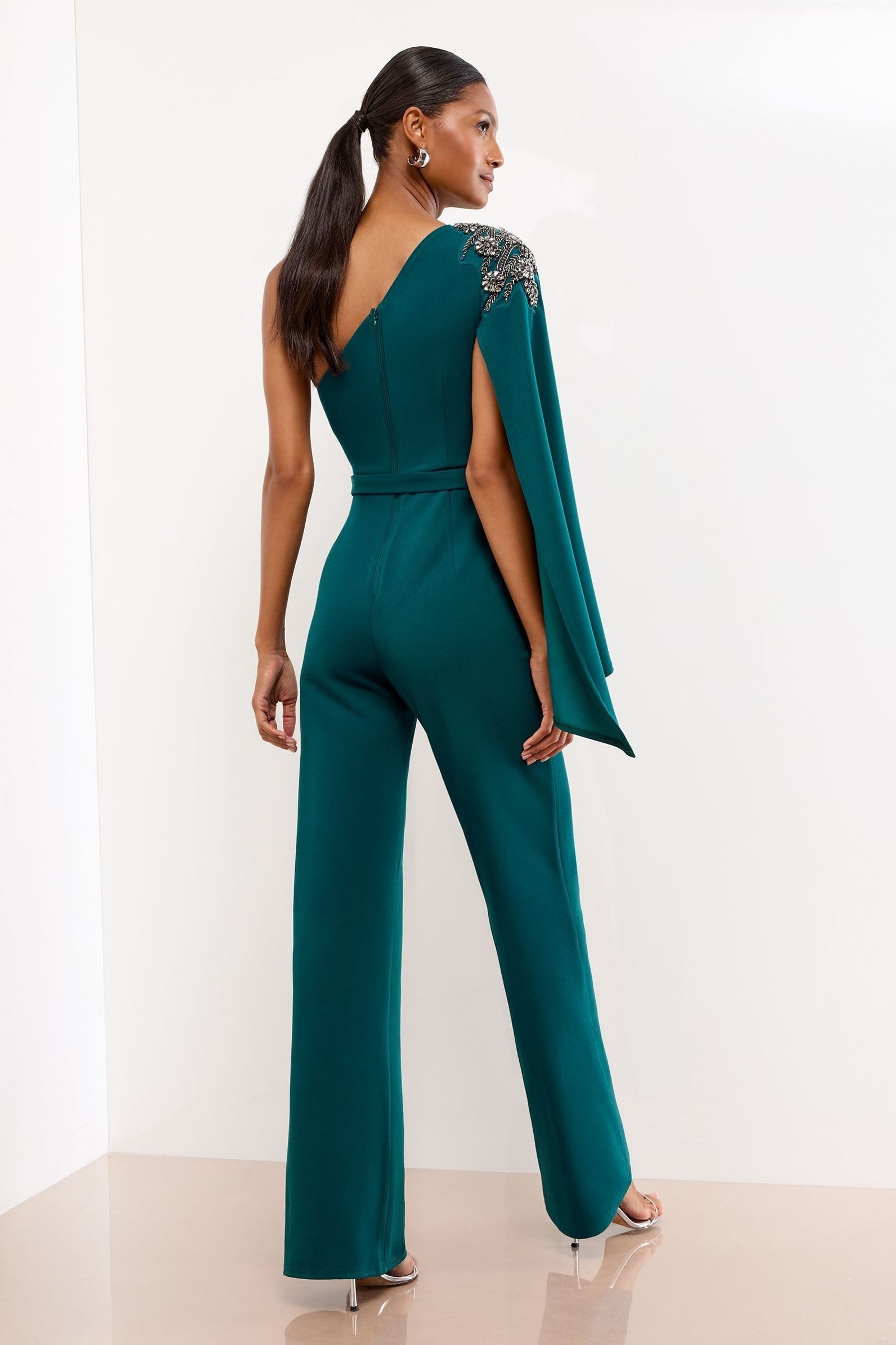 LIPSY Jumpsuit Lipsy Jumpsuit mit One-Shoulder-Design, Petite (1-tlg)