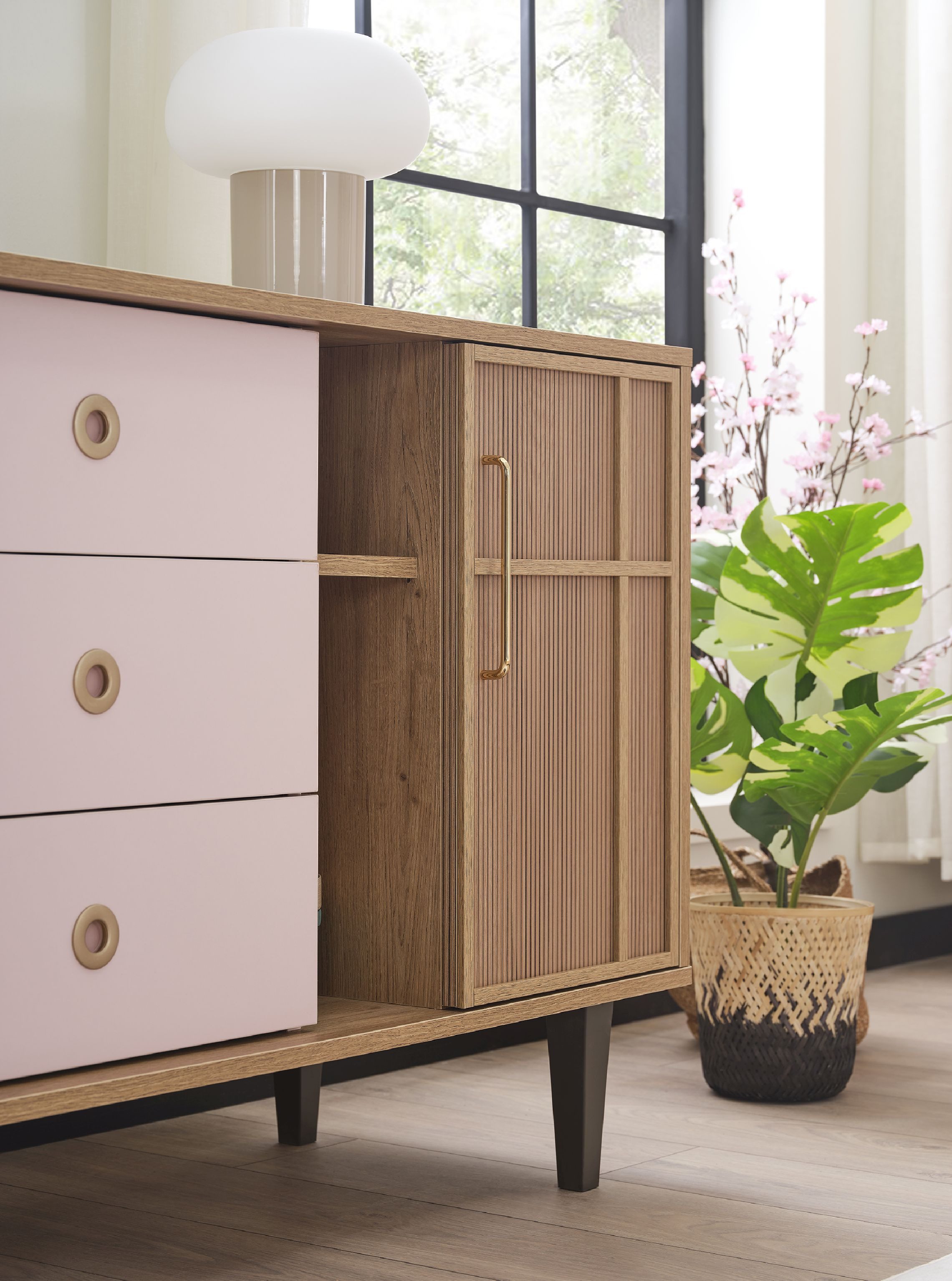 Möbel-Zeit Kommode ALICE – Romantisches Design – 3 Schubladen in Rosa & Tür in Holzoptik