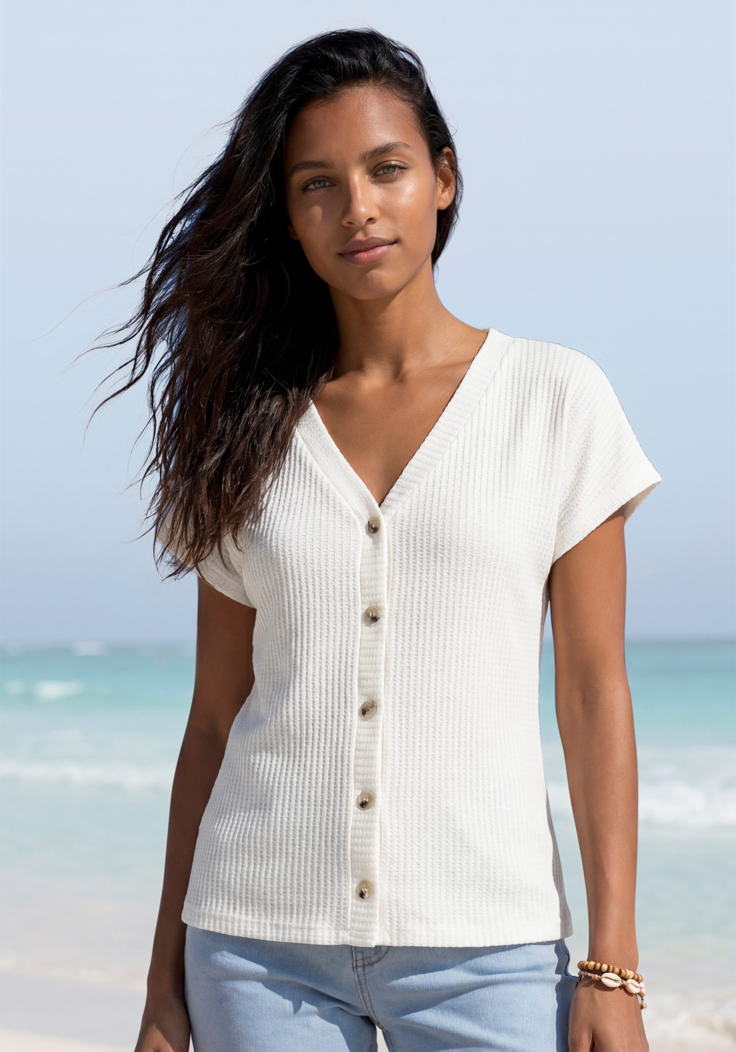 LASCANA Kurzarmshirt mit Zierknopfleiste aus weicher Piqué-Qualität