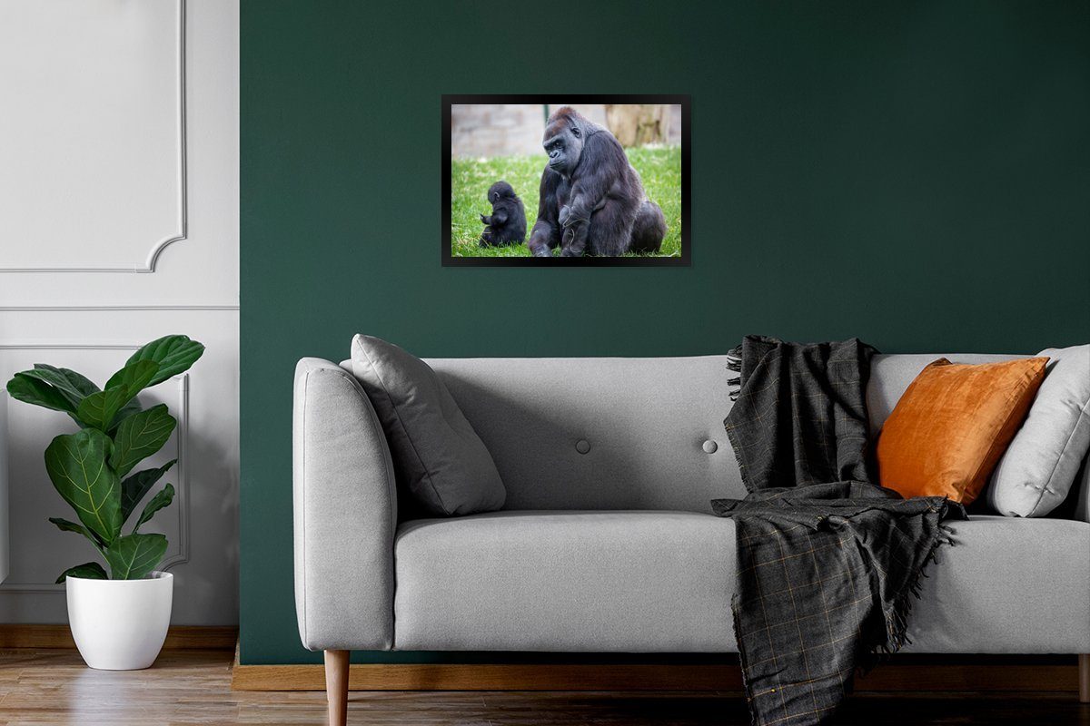 mit (1 Ein großer MuchoWow Wanddeko, seinem Schwarzem Baby, St), Gorilla Gerahmtes Poster, Bilderrahmen Wandposter, Bilder, Poster