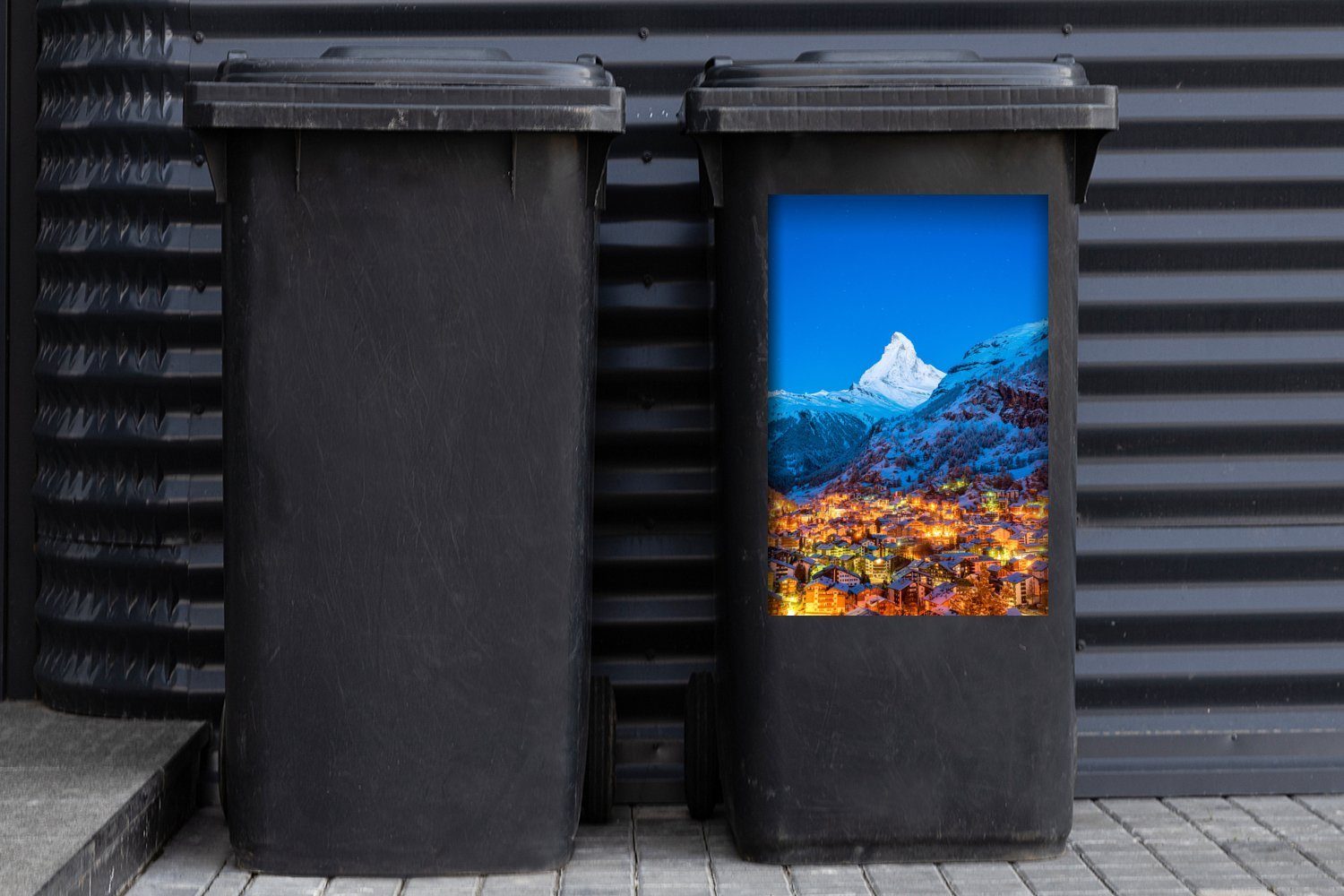 Berg der Wandsticker MuchoWow Sticker, Schweiz Abfalbehälter (1 St), an einem Mülltonne, Container, Mülleimer-aufkleber, Bergdorf in verschneiten
