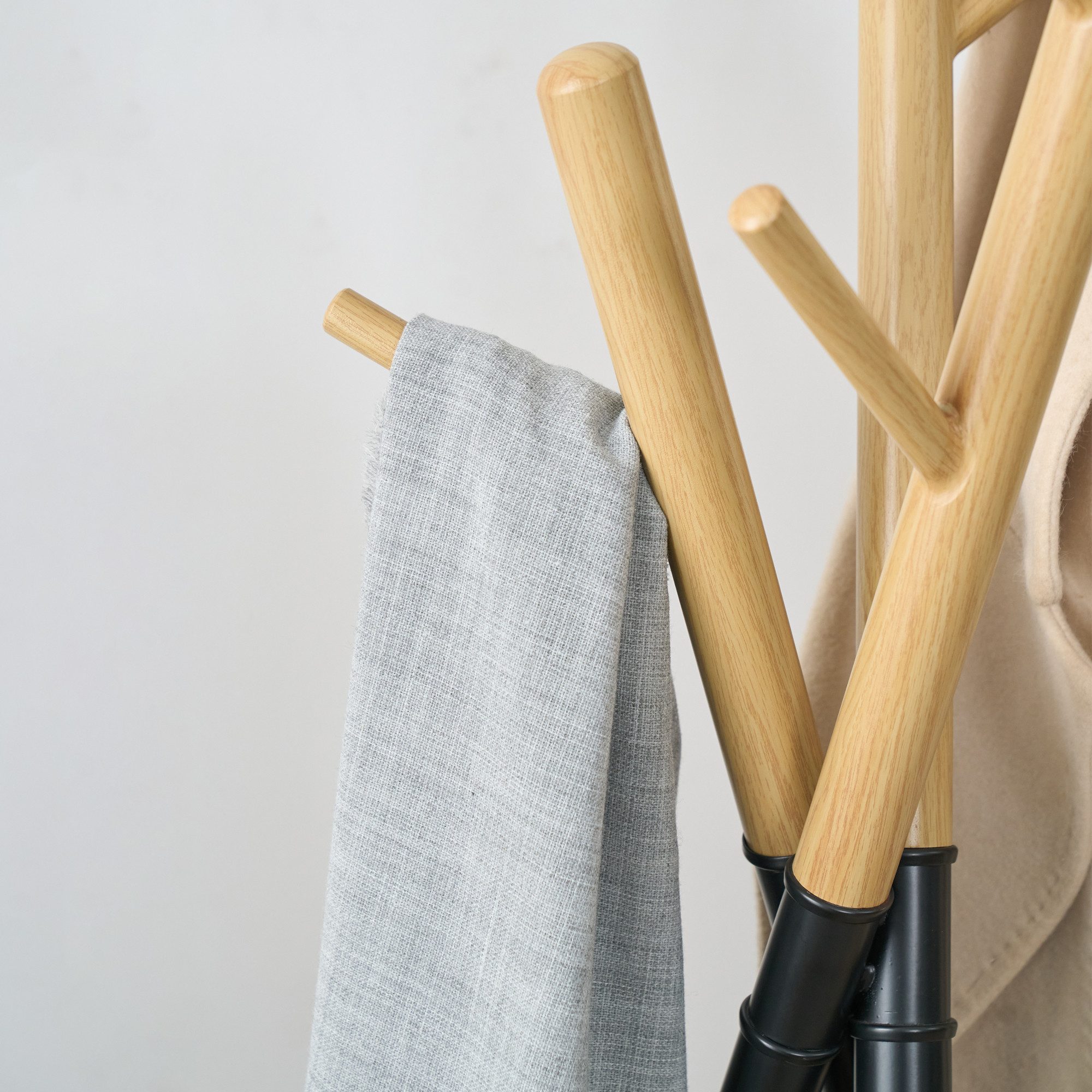 en.casa Garderobenständer, »Laerdal« 5 Haken 172x49x49 cm Baumform Schwarz/Holzoptik