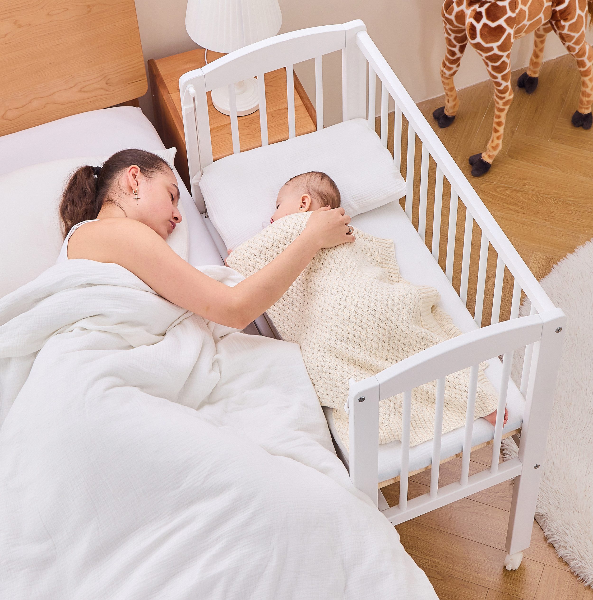 Alavya Home® Beistellbett 90x40 LEROY 2 in1 Baby Bett ab Geburt, optional mit Matratze, aus Kiefernholz 4-fach höhenverstellbare Qualität DIN EN716-1 für Baby