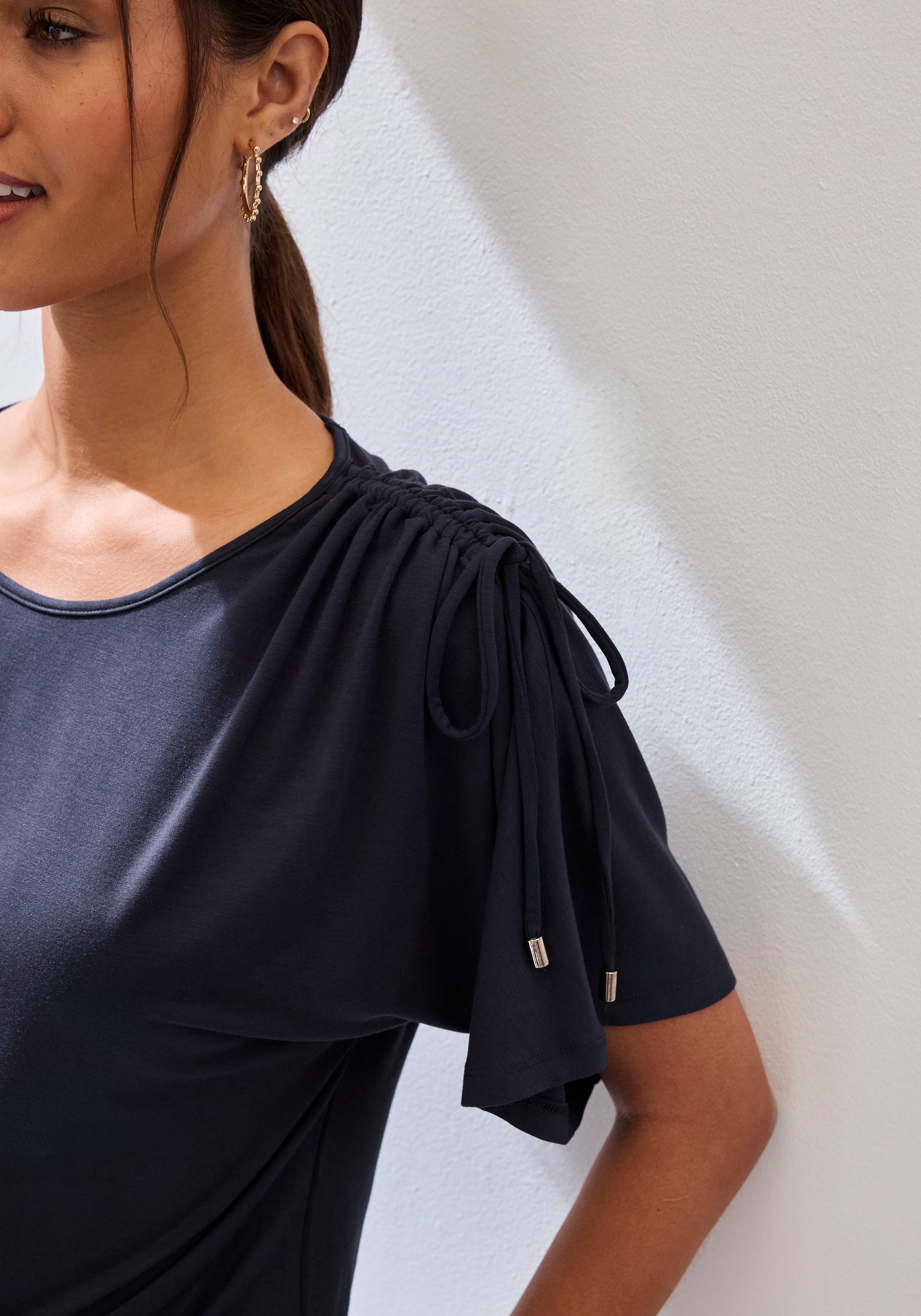 LASCANA Rundhalsshirt mit variabler Ärmellänge aus luftigem Viskose-Stretch