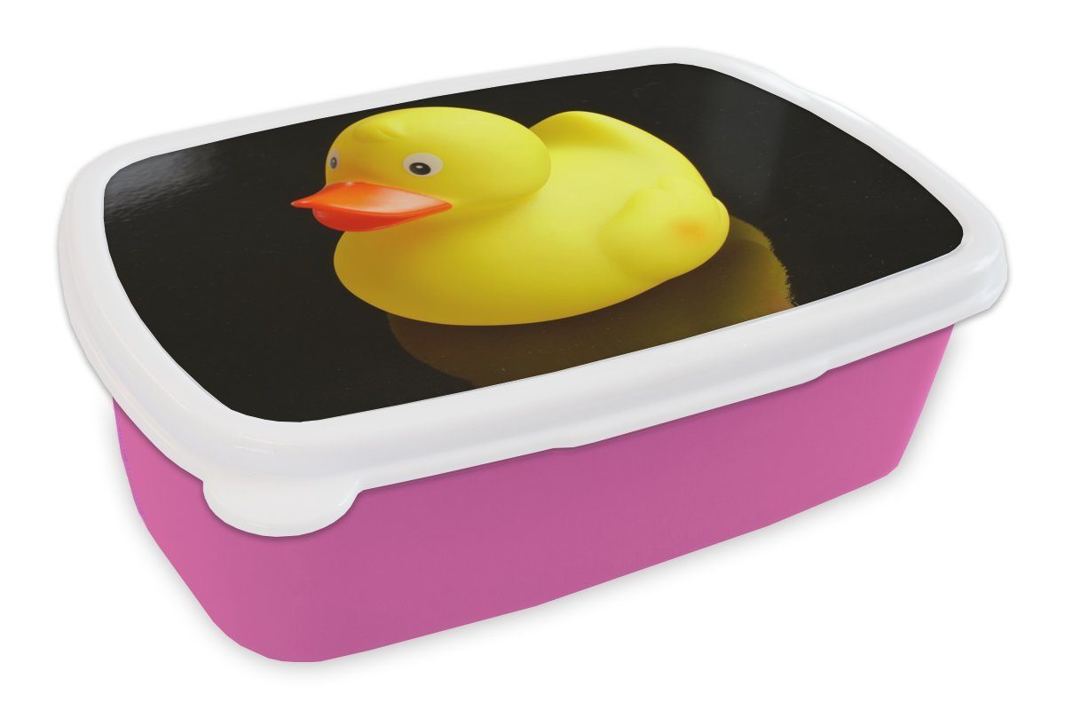 Gelbe Lunchbox rosa Bade-Ente Hintergrund, mit MuchoWow Brotbox Kinder, auf Reflexion Snackbox, Erwachsene, (2-tlg), schwarzem Kunststoff Mädchen, für Kunststoff, Brotdose