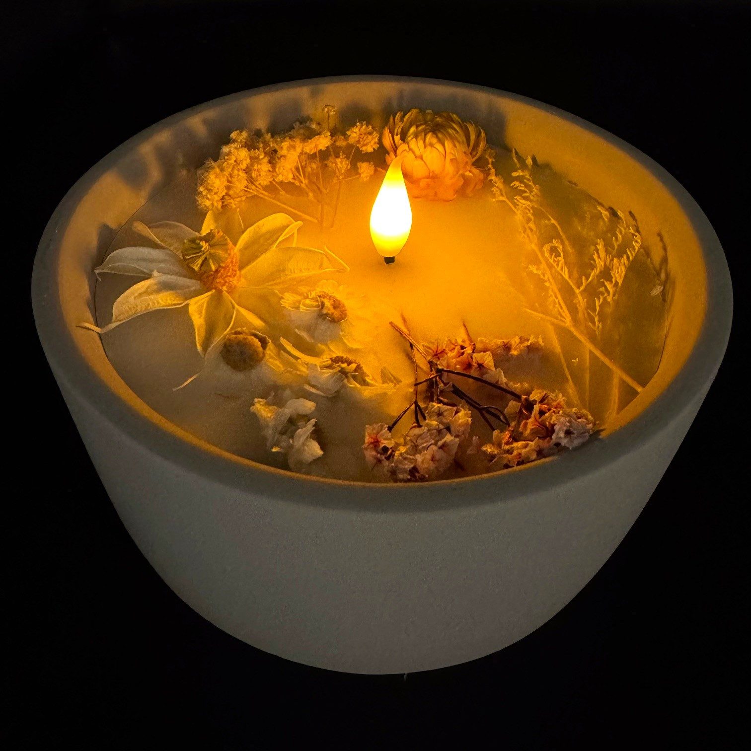 Online-Fuchs LED-Kerze aus Echtwachs mit Trockenblumen günstig online kaufen