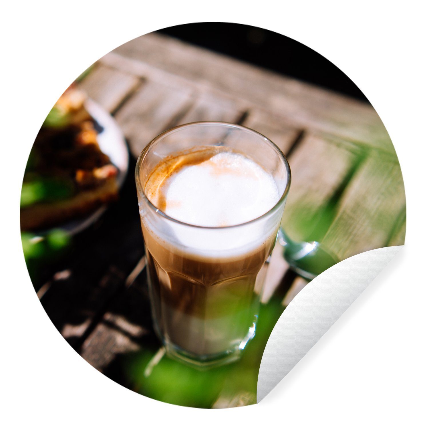 MuchoWow Wandsticker Ein Glas Latte Macchiato an der frischen Luft (1 St), Tapetenkreis für Kinderzimmer, Tapetenaufkleber, Rund, Wohnzimmer