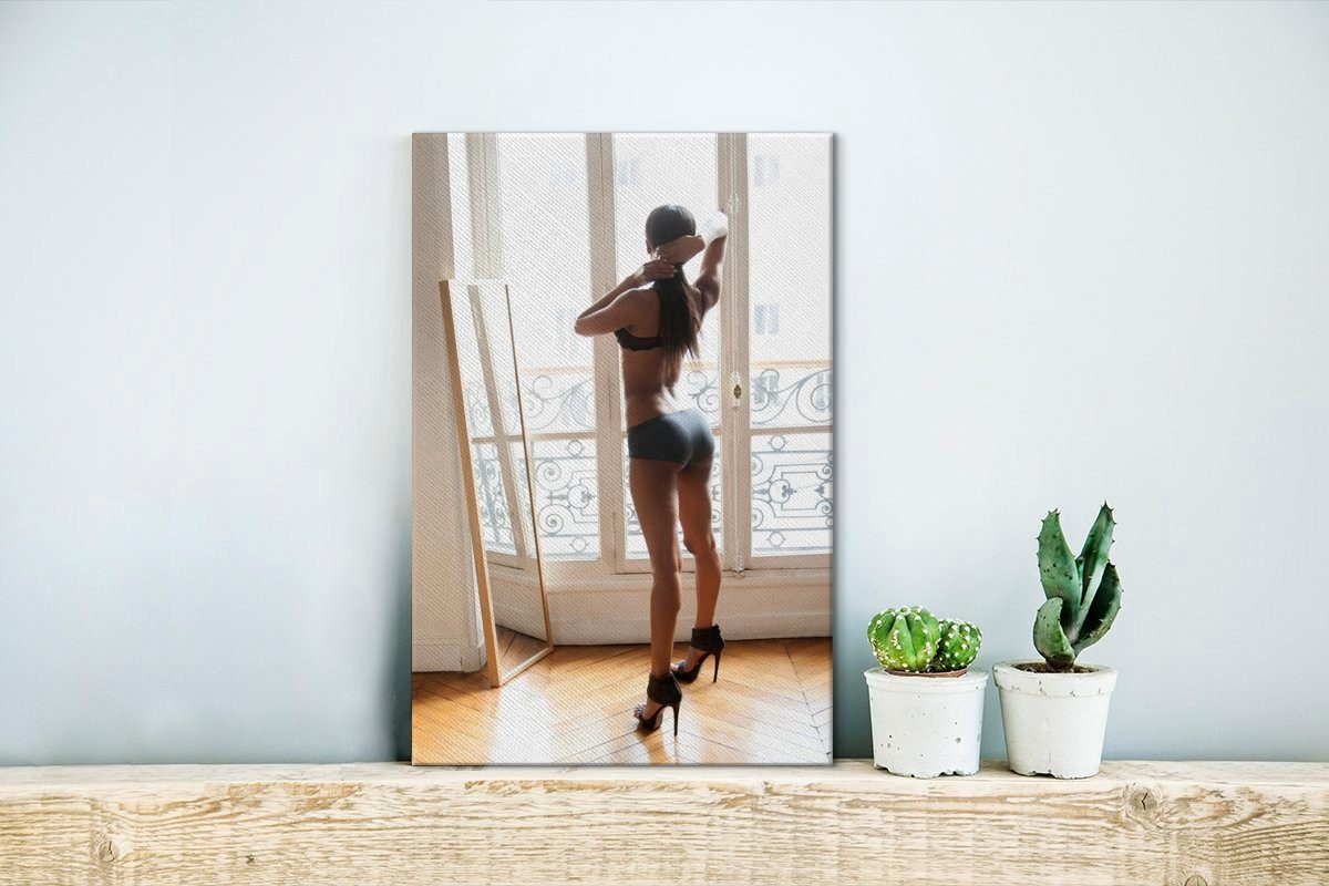 OneMillionCanvasses® Leinwandbild Frau in Dessous Gemälde, fertig steht bespannt im 20x30 Hotelzimmer, cm (1 vor einem Spiegel inkl. St), Leinwandbild Zackenaufhänger