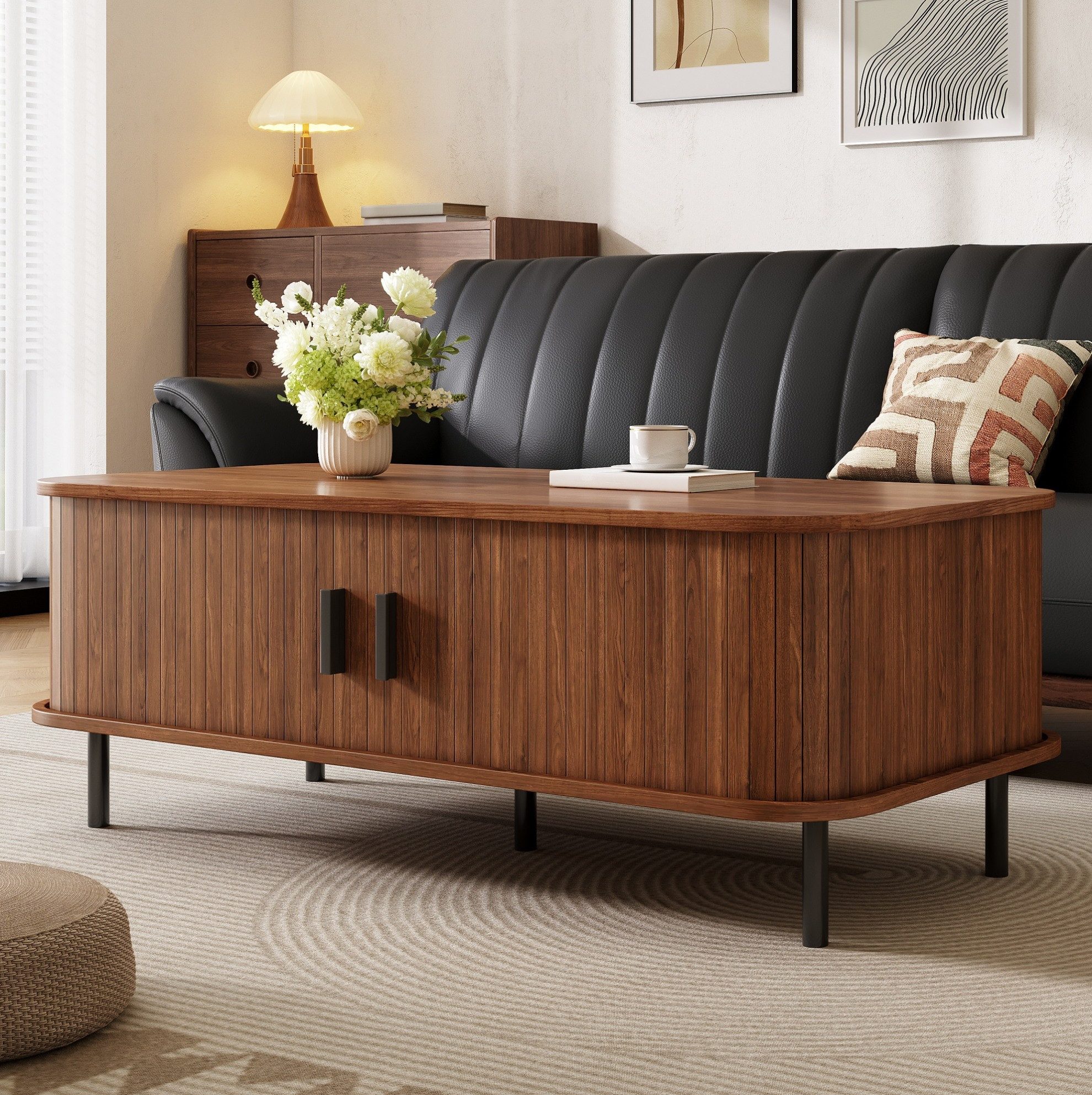 MODFU Couchtisch Kompakter Tisch – 120×55×45 cm mit 2 Schiebetüren & Stauraum (Packung, 1-St., Walnuss, für Wohnzimmer & Esszimmer), Lamellenoptik, offenes Design, vielseitig