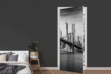 MuchoWow Türtapete Architektur - New York - Brooklyn Bridge - Wasser - Schwarz und weiß, Matt, bedruckt, (1 St), Fototapete für Tür, Türaufkleber, 75x205 cm