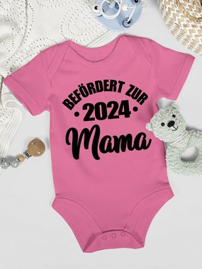 Shirtracer Shirtbody Befördert zur Mama 2024 I Mama Geschenk zur Geburt Werdende Mutter Mama