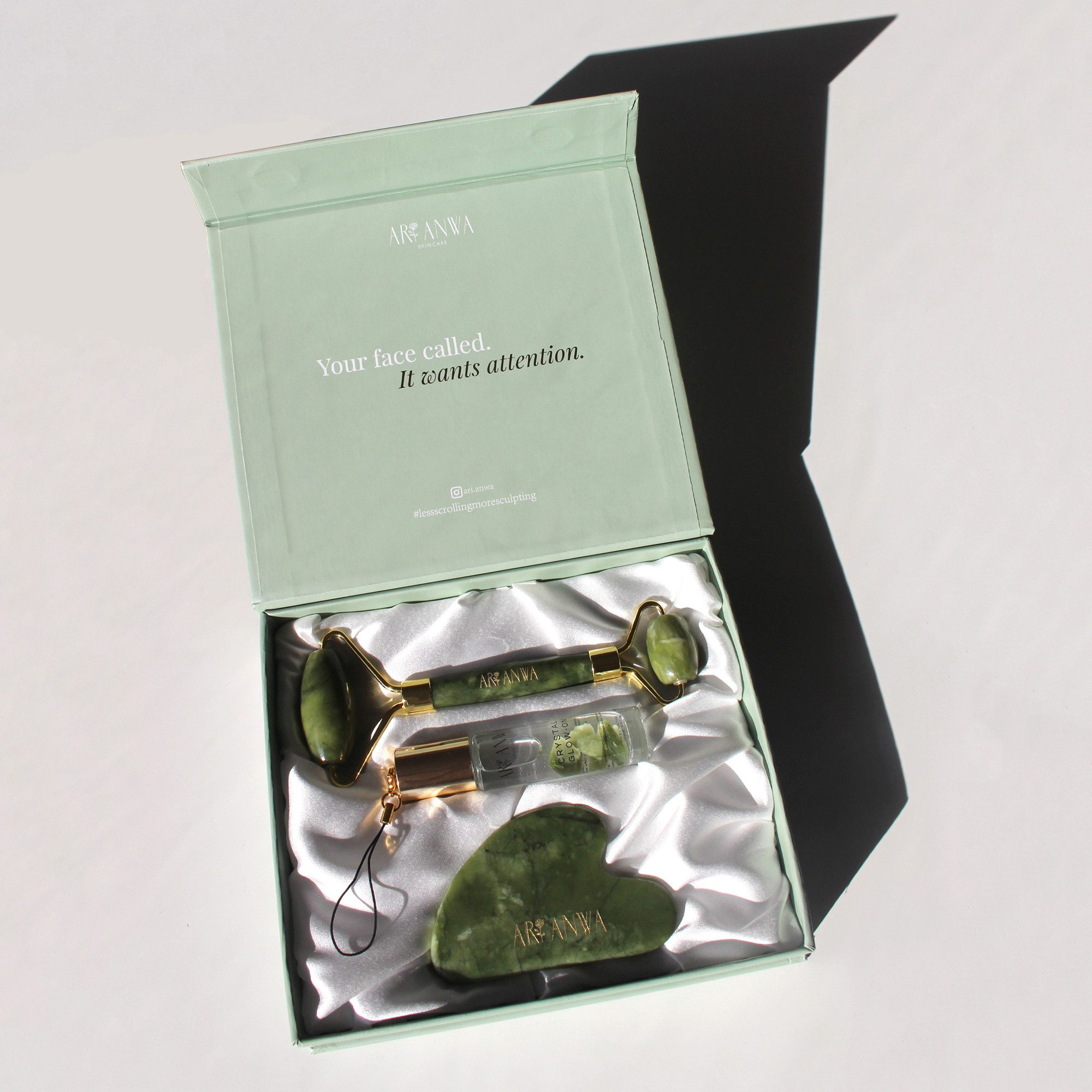 ARI ANWA Skincare Wellness-Pflegeset The Glow Kit Jade I Jade Roller + Gua Sha + Roll On mit Rosenwasser«