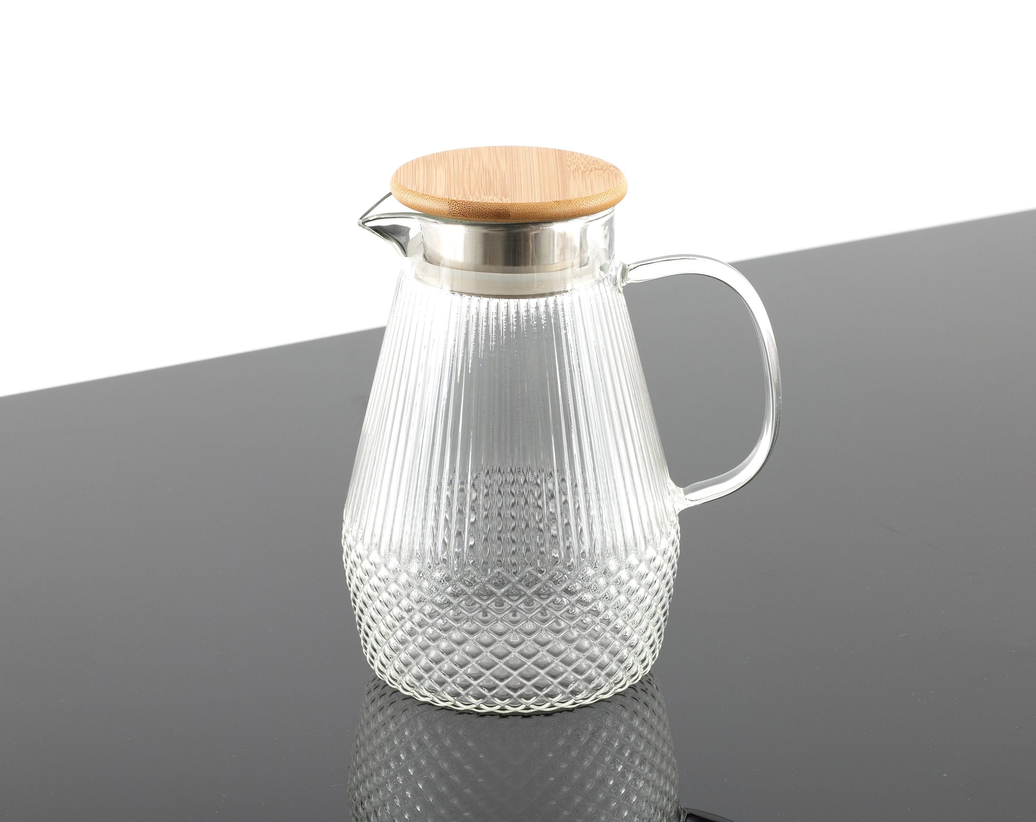 Hanseküche Wasserkaraffe Glaskaraffe, (Glas-Wasserkaraffe mit Deckel, 1-tlg., Tropffreie Ausgießer - Robuste Teekanne), mit 50% erhöhter Glasdicke für Heiß- & Kaltgetränke
