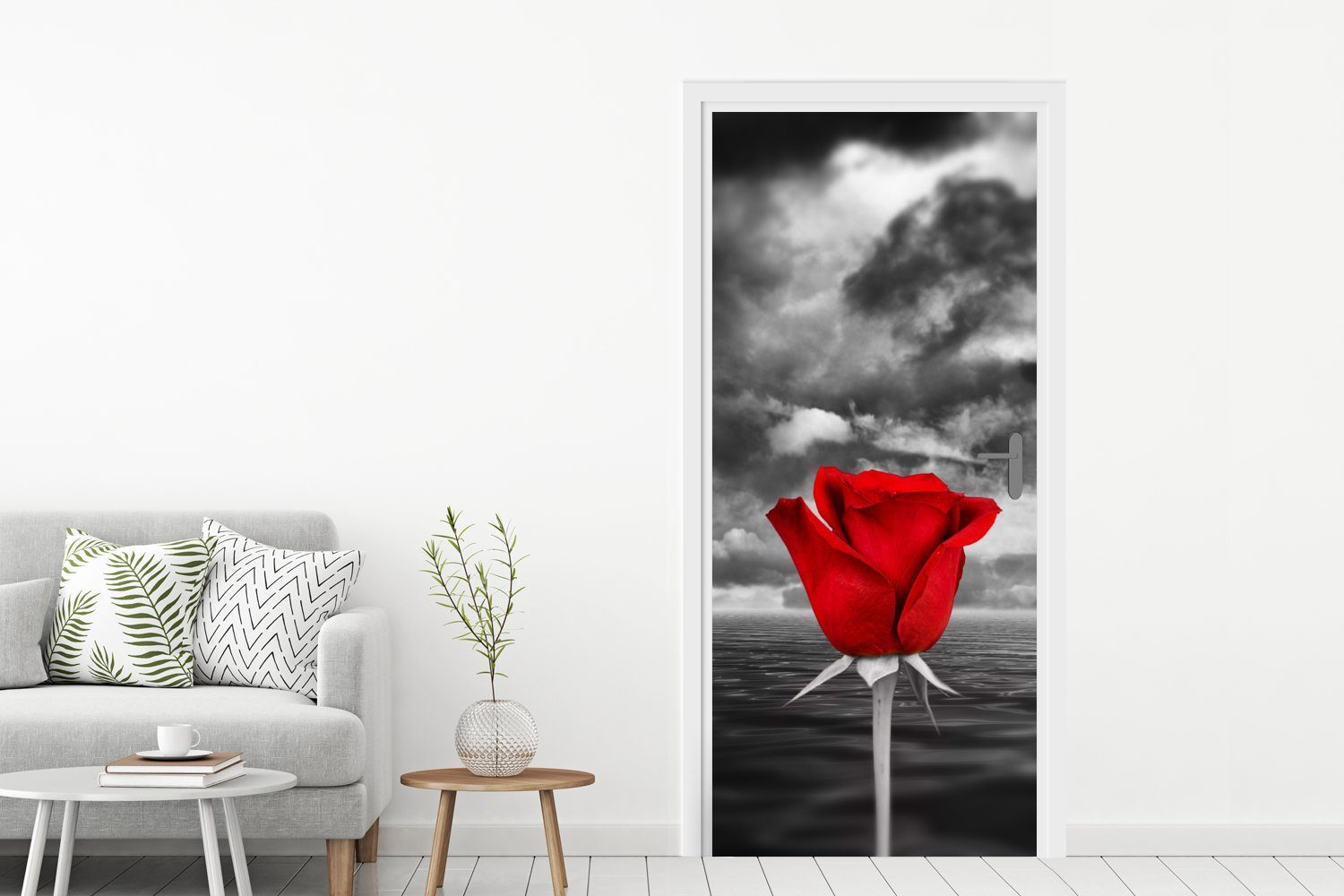 MuchoWow Türtapete Schwarz-Weiß-Fotografie Meer und einer einem bedruckt, Fototapete roten St), für Matt, (1 Rose einem, cm Türaufkleber, 75x205 vor Tür
