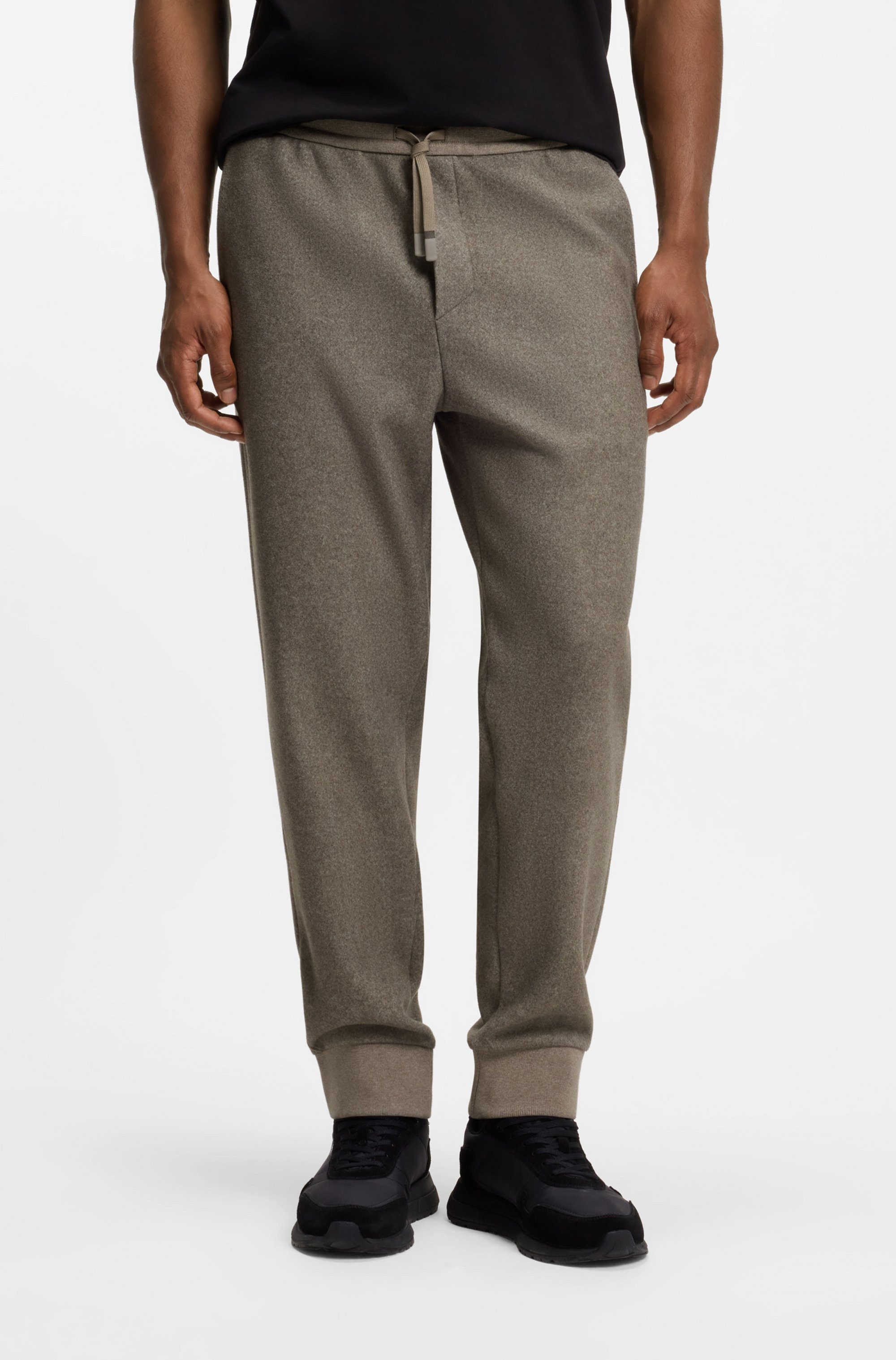 BOSS GREEN Jogger Pants JT Transit Long Reguläre Passform mit elastischem Bund und Rippbündchen mit Kordelzug