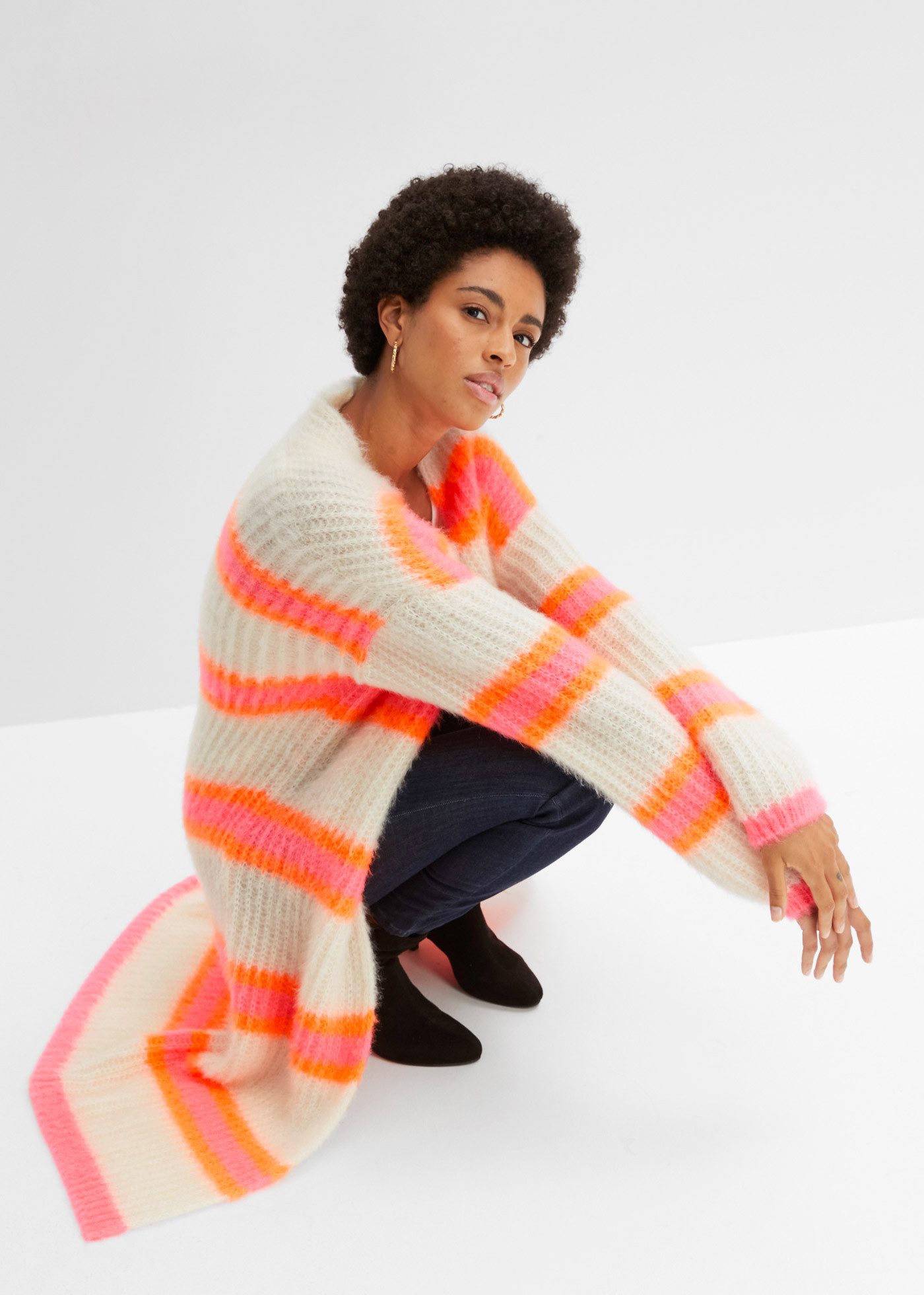 bonprix Strickmantel flauschiges Garn, bequeme Passform, ohne Verschluss, Casual Stil