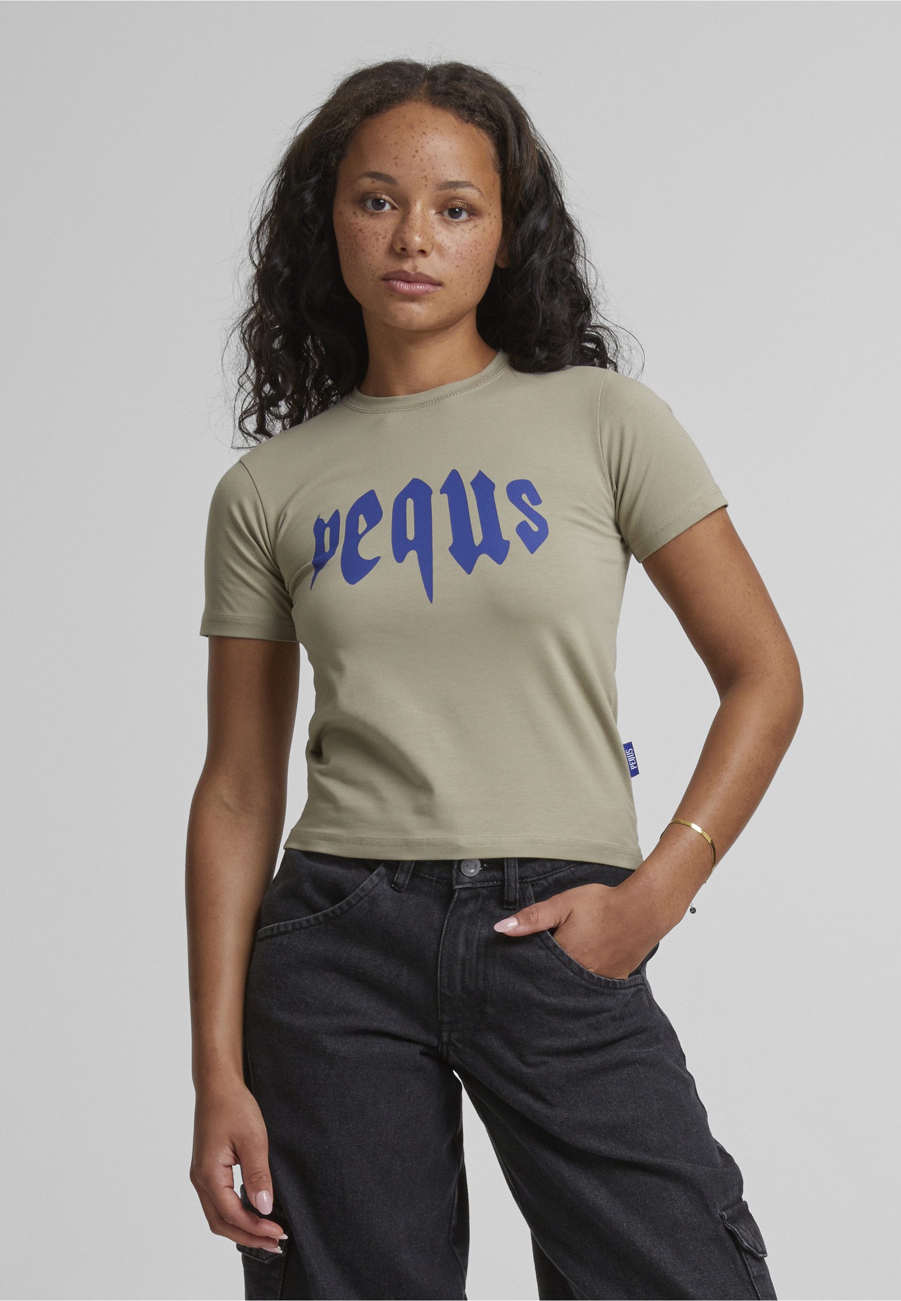 PEQUS T-Shirt PEQUS PEQUS Fitted Mythic Logo T-Shirt (1-tlg)