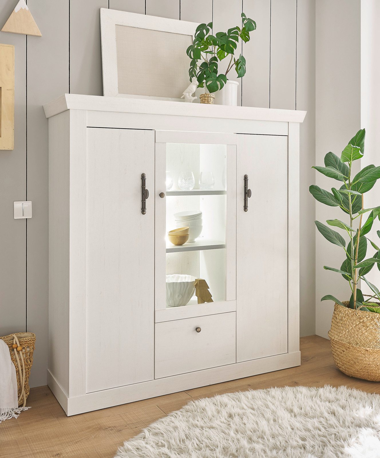 Furn.Design Highboard Fiastra (Hochkommode in Pinie weiß Landhaus, 140 x 146 cm), mit Metallgriffen und Soft-Close-Funktion