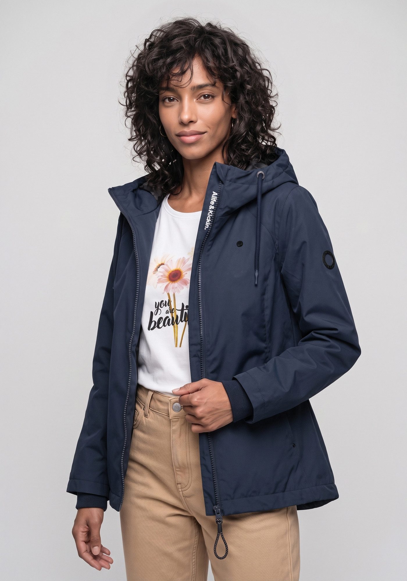 Alife & Kickin Outdoorjacke LilouAKA leichte, taillierte Übergangsjacke mit verstellbarer Kapuze
