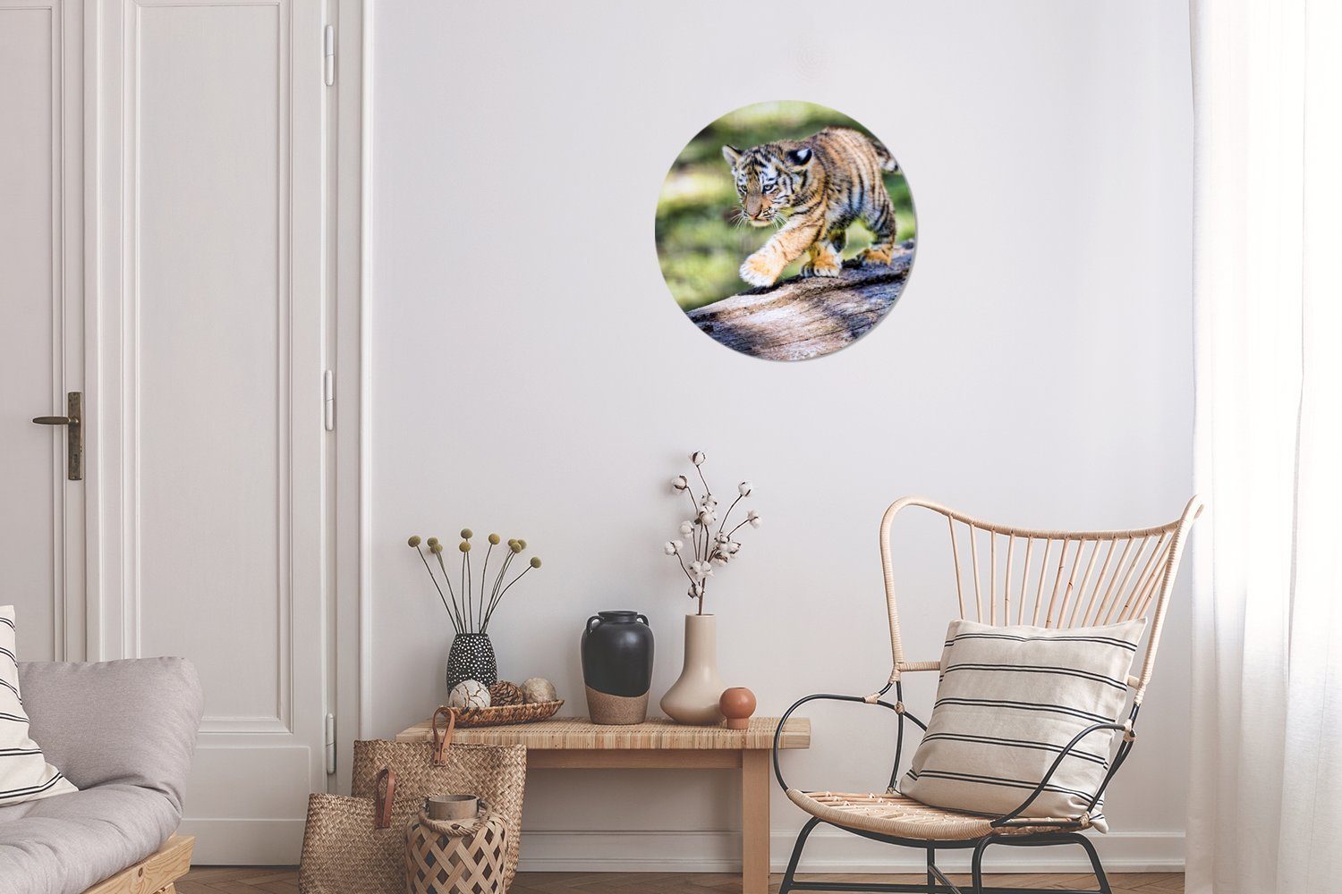 läuft Wandbild, MuchoWow Junger Forex, einem Gemälde auf 30x30 St), Rundes Baumstamm, cm Kreis Wanddekoration Tiger (1 Wohnzimmer,