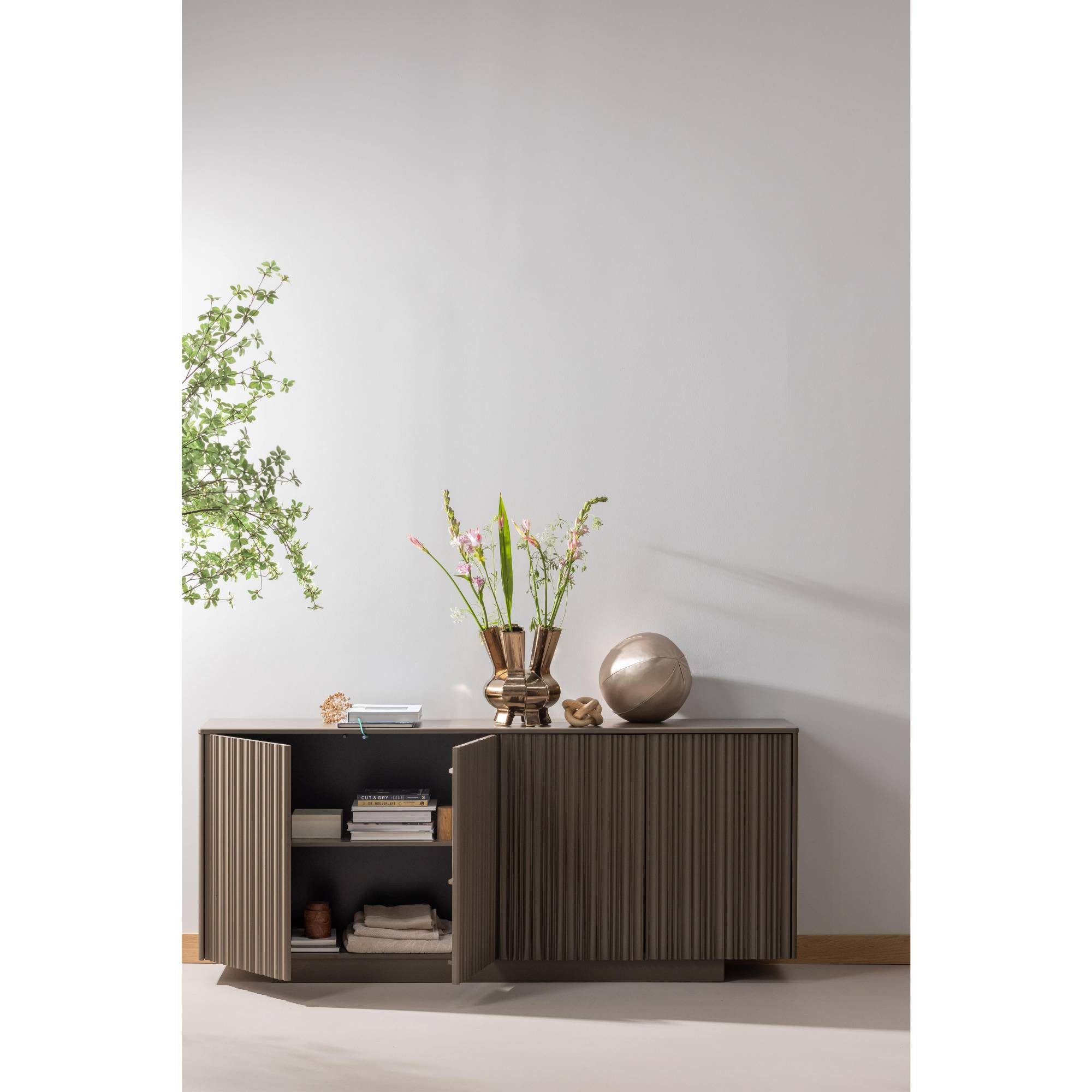 WOOOD Sideboard Nova Kiefer [FSC] Trüffle Braun – reliefierte Türen, 200cm, Großzügiges Sideboard mit grafisch reliefierten Türen