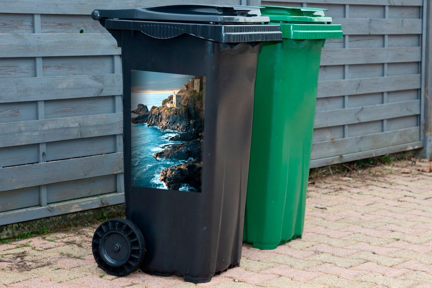 Felsen Das Abfalbehälter Container, fließt (1 von Meerwasser MuchoWow gegen Mülleimer-aufkleber, Cornwall Sticker, Mülltonne, die Wandsticker St),