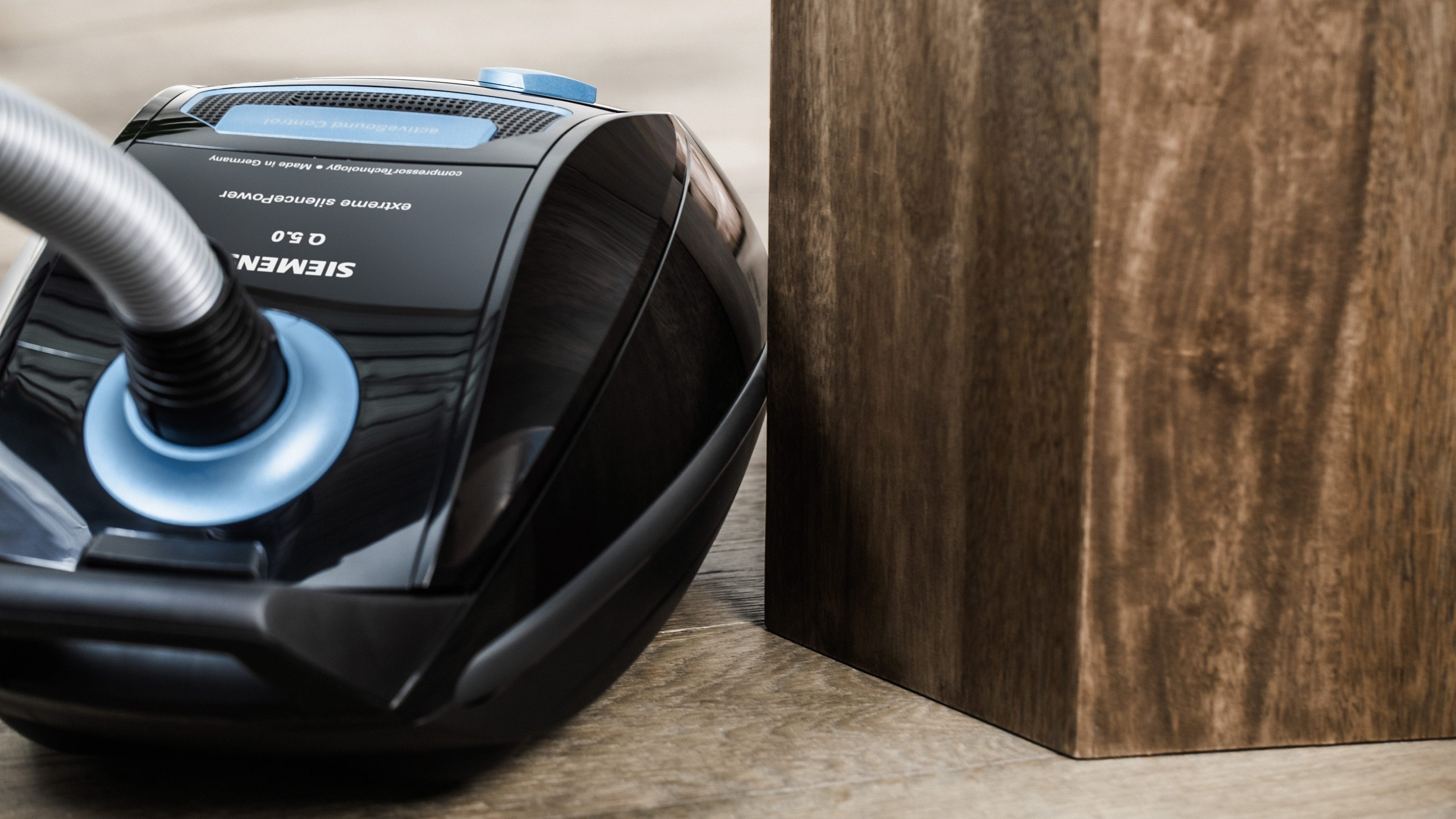 SIEMENS Bodenstaubsauger Q 5.0 extreme silencePower VSQ5X1232, Made in Germany, Hygiene-Filter, mit Beutel, hohe Saugkraft, integriertes Zubehör, langes Kabel, leise, schwarz