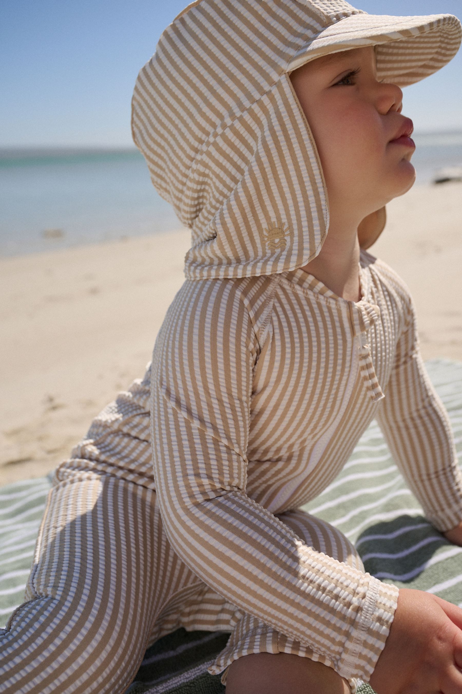 Next Badeanzug Gestreifter Sonnenschutz-Badeanzug und Mütze, Set (2-St)