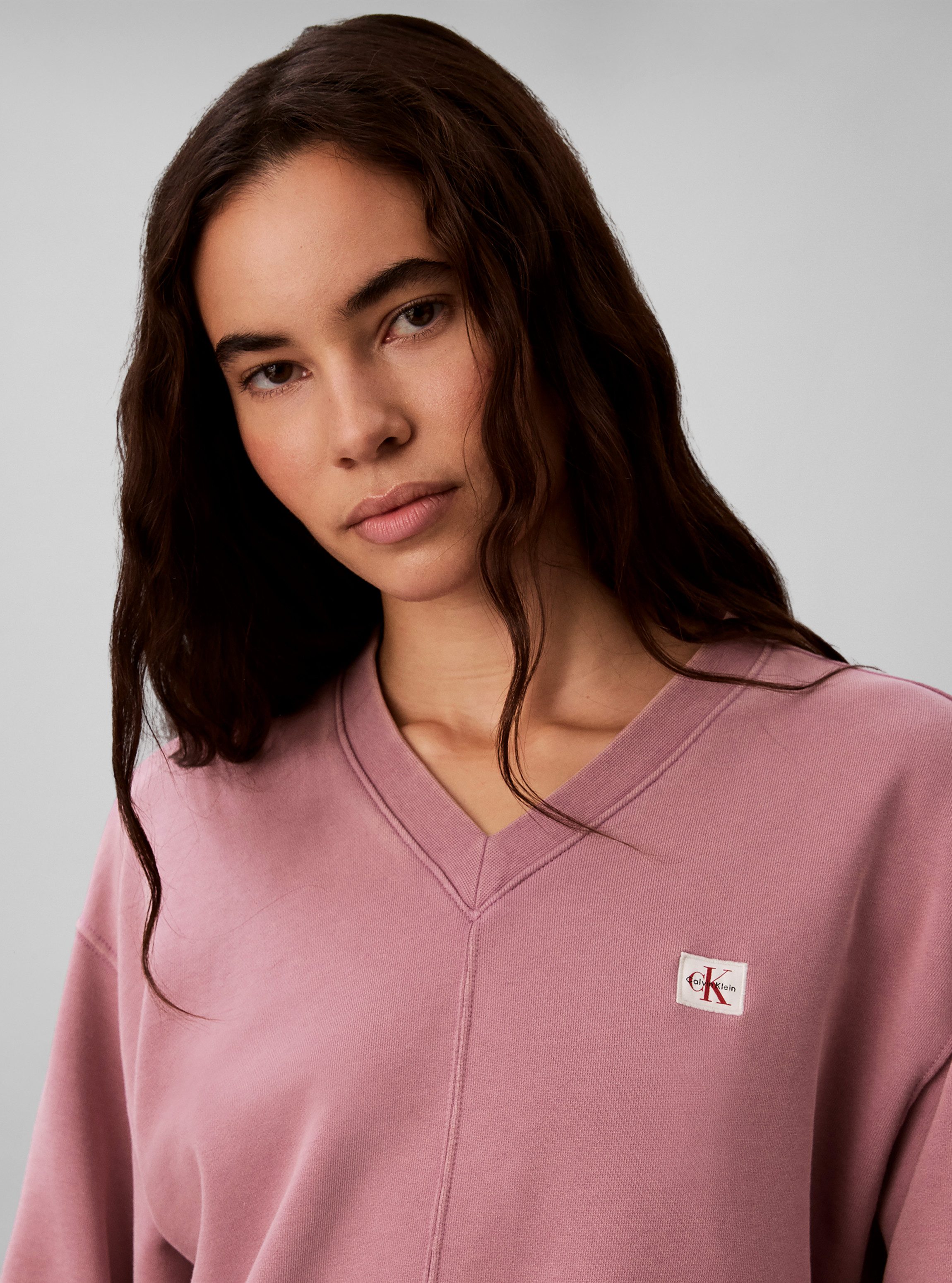 Calvin Klein Jeans Sweatshirt WOVEN LABEL TERRY V-NECK Regular fit mit V-Ausschnitt – Bild 2 von 5