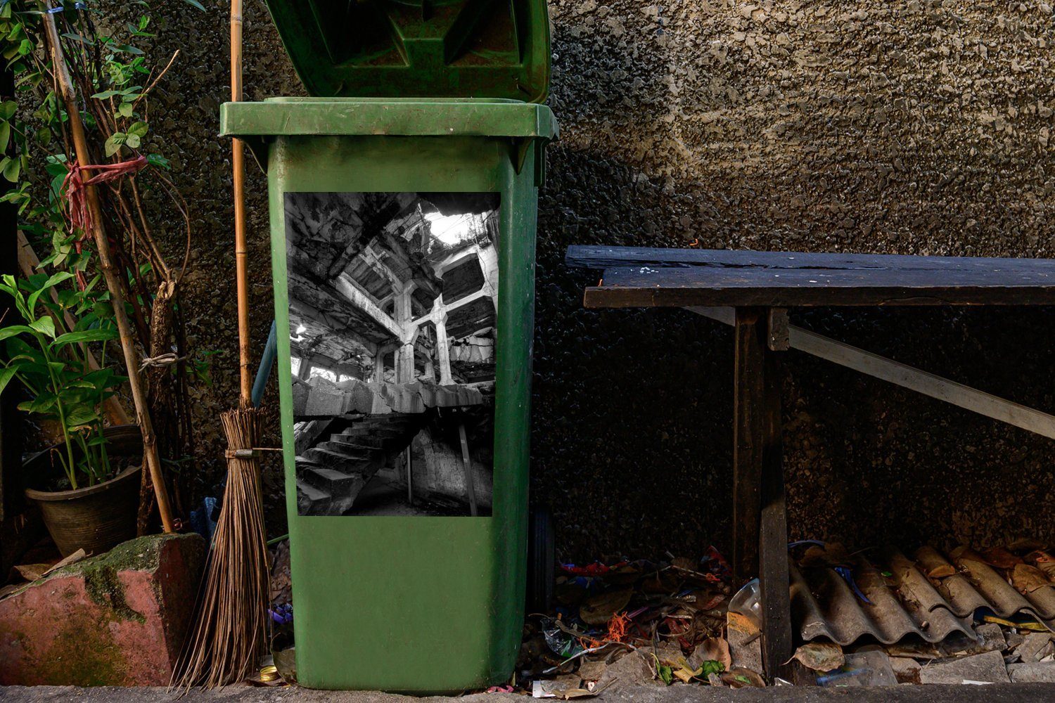 - Militärgebäude schwarz Polen Abfalbehälter Mülleimer-aufkleber, (1 St), weiß in Sticker, und Mülltonne, Container, Verlassene Wandsticker MuchoWow