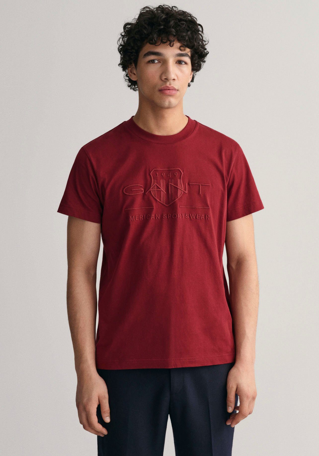 Gant T-Shirt D.1 GANT PRIDE PLUMPED Brust Logostickerei auf mit PIQUE RED der