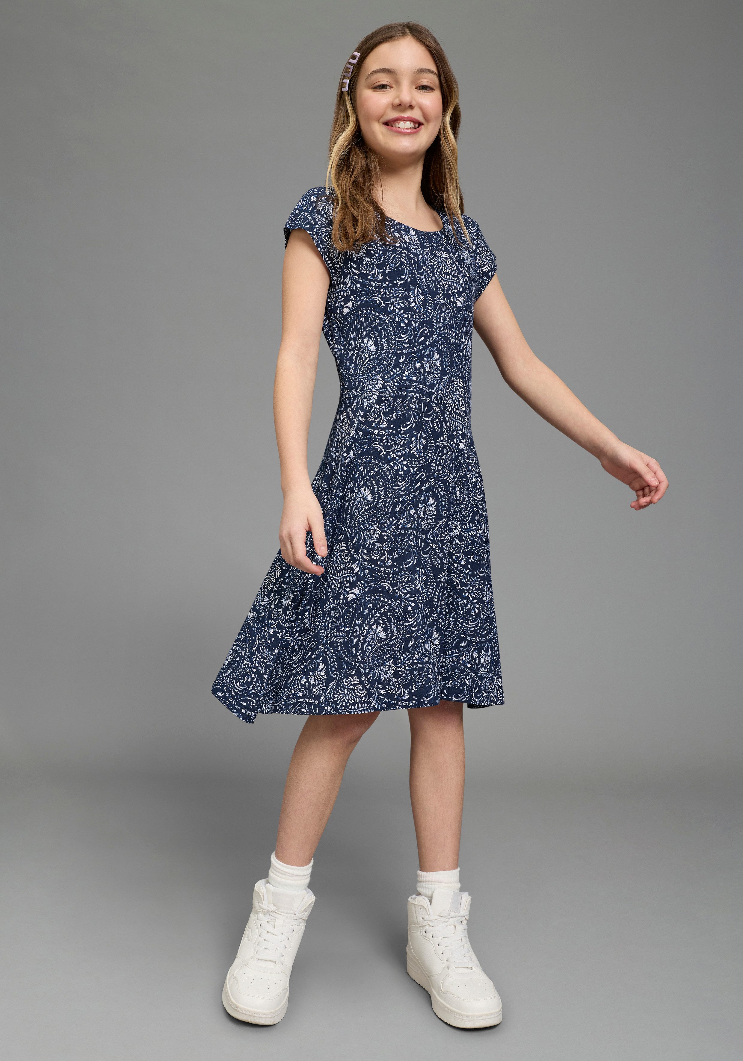 KIDSWORLD Jerseykleid Viskose Kleid mit Paisley Allover Viskosekleid für Mädchen, mit modischem Druck, bequeme Passform. € 19,99, (€ 19,99 pro 1 Stk).