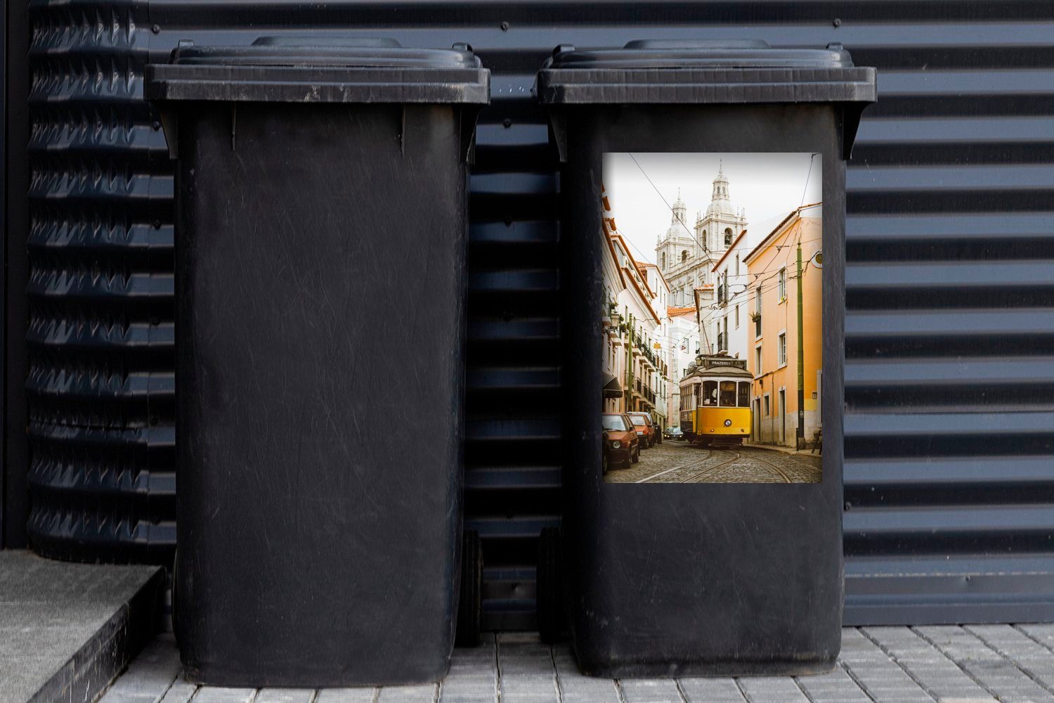 gelbe Abfalbehälter Die Sticker, (1 MuchoWow Mülleimer-aufkleber, durch Wandsticker St), fährt Mülltonne, berühmte Lissabon Straßenbahn Container,
