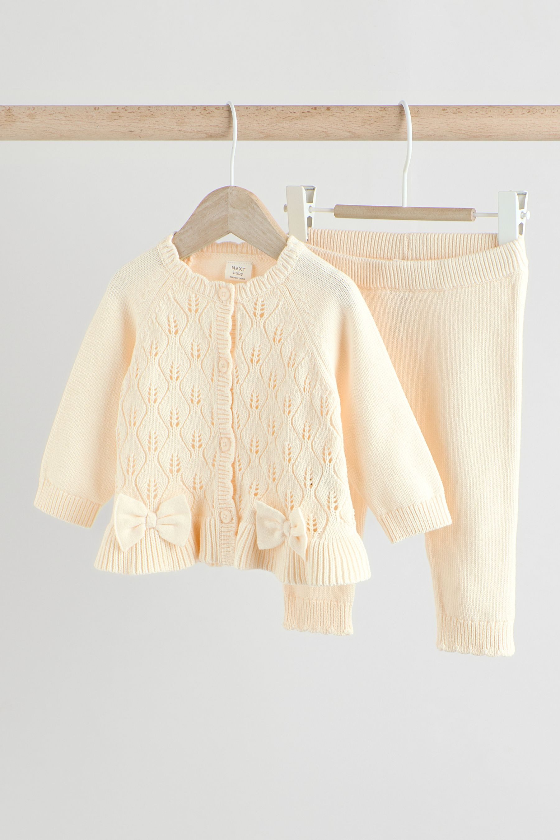 Next Strickjacke Baby Strickjacke mit Rüschen und Schleife im Set (2-tlg)