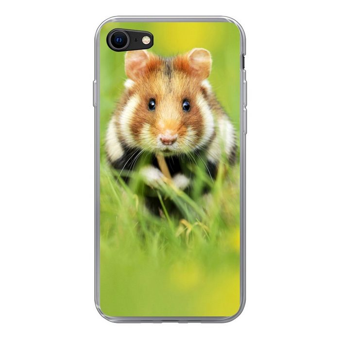 MuchoWow Handyhülle Europäischer Hamster im Gras Handyhülle Apple iPhone 7 Smartphone-Bumper Print Handy Schutzhülle