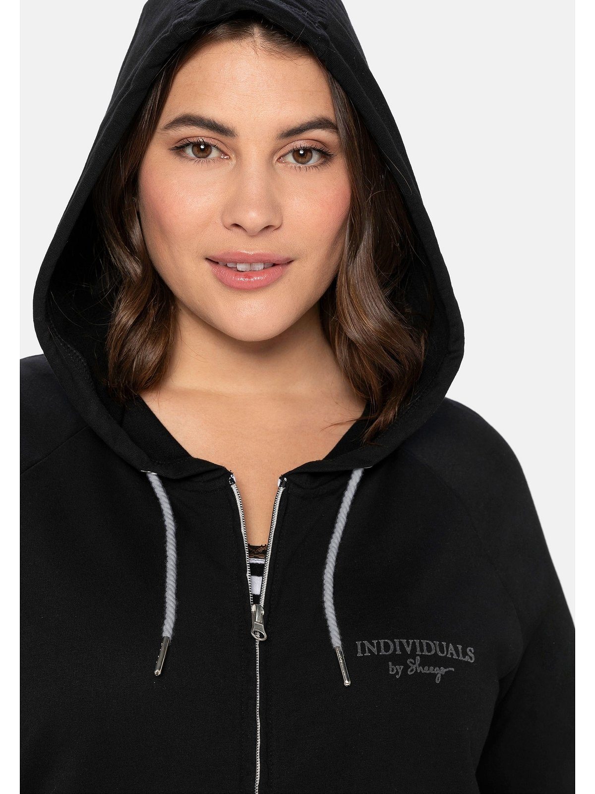 Sheego Kapuzensweatjacke Große Größen mit Flockprint und Eingrifftaschen