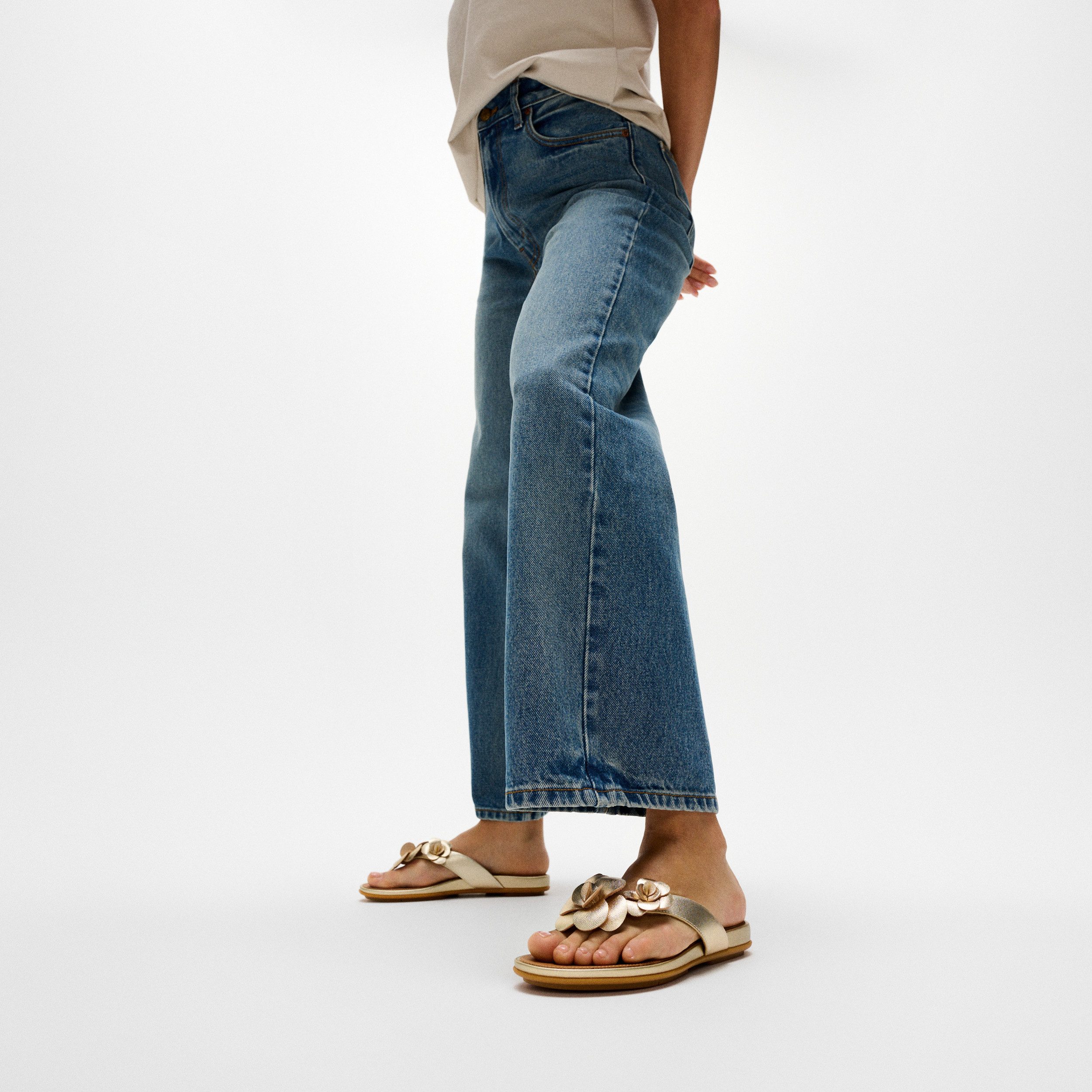 Fitflop GRACIE FLOWER LEATHER FLIP-FLOPS Dianette Zehentrenner, Sommerschuh mit auffälliger Blüte
