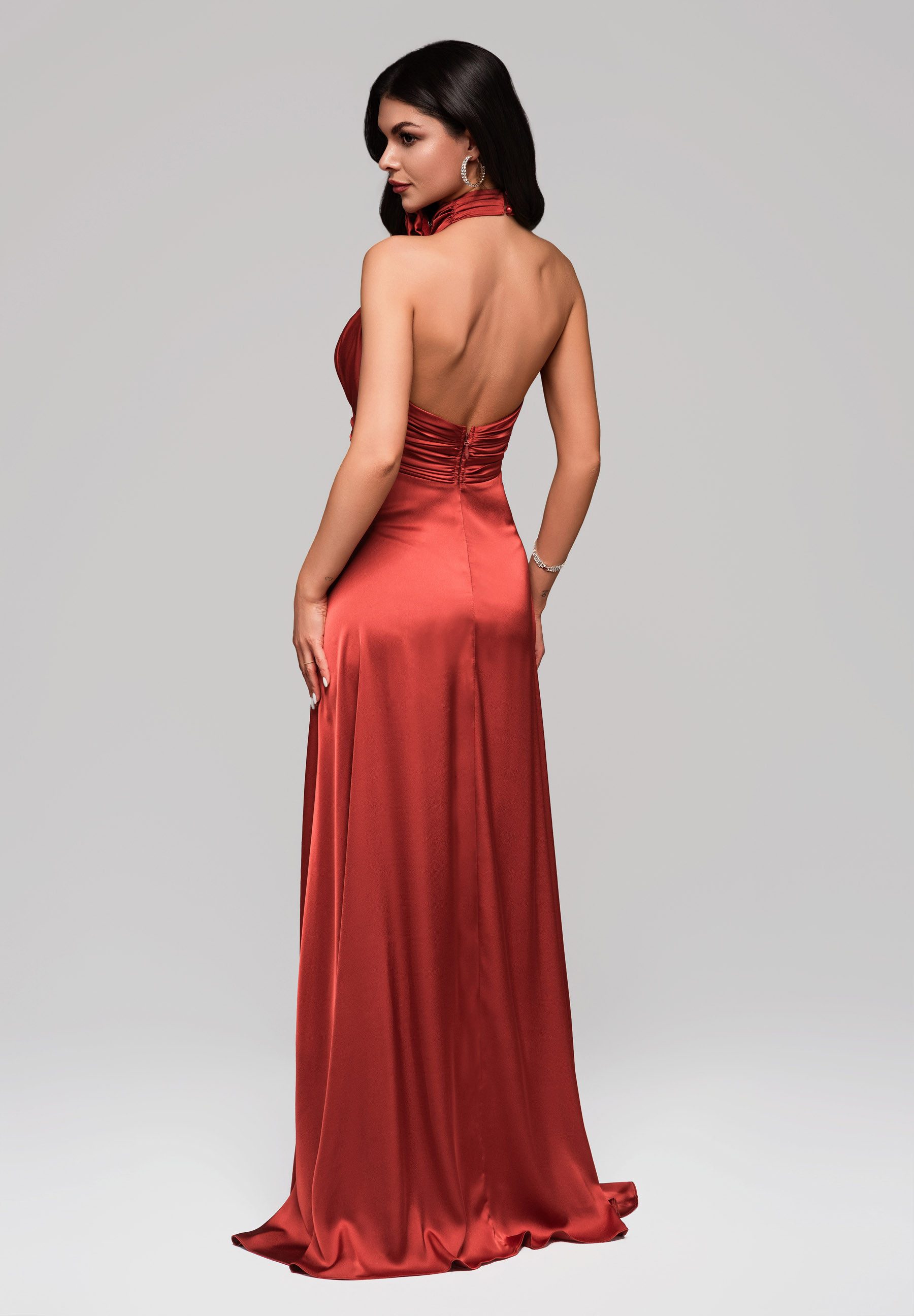 OMBRE Abendkleid Elegantes Abendkleid mit Beinschlitz und Rosendetail Femininer Cut-out am Dekolleté