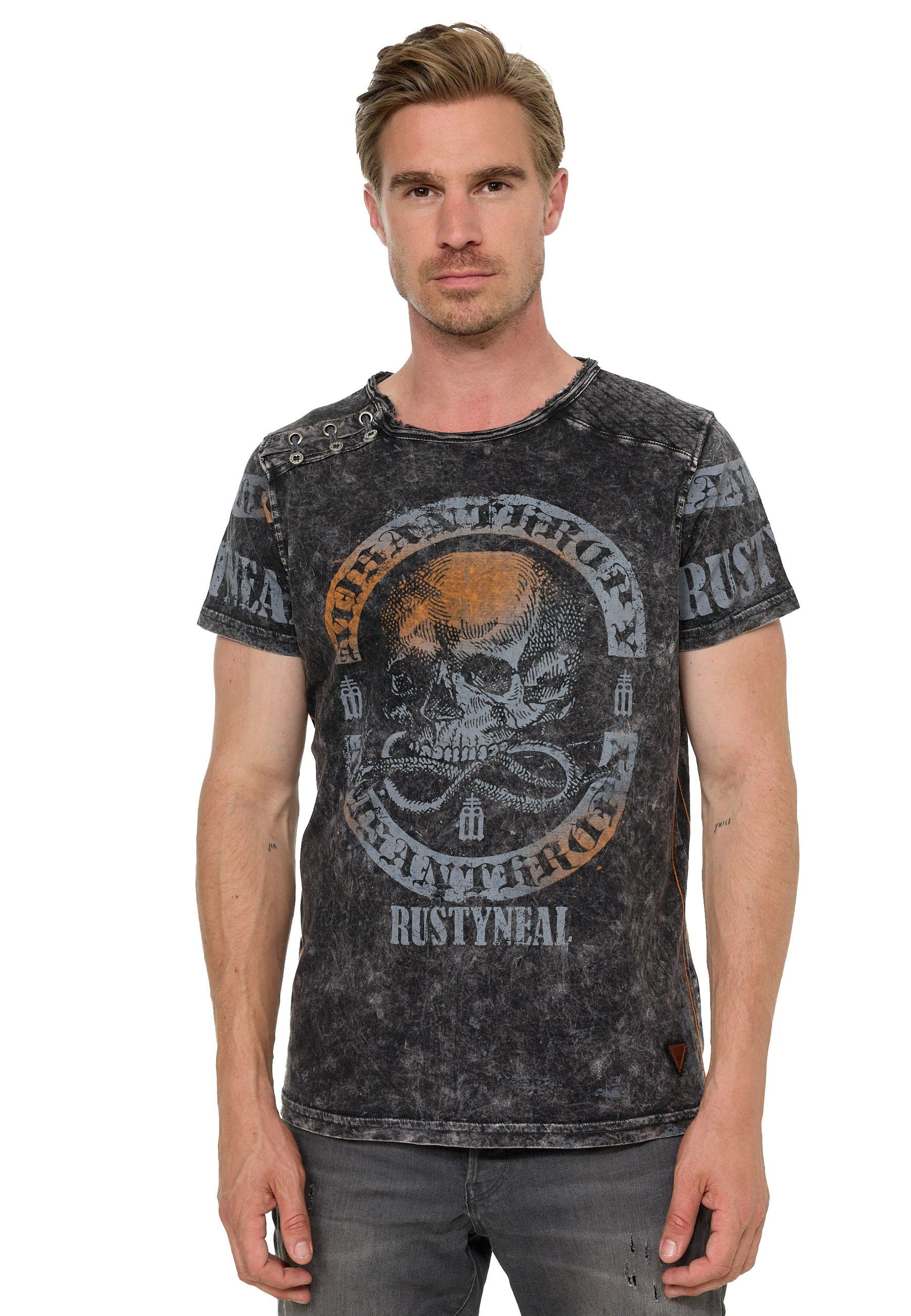 Rusty Neal mit anthrazit T-Shirt Markenprint